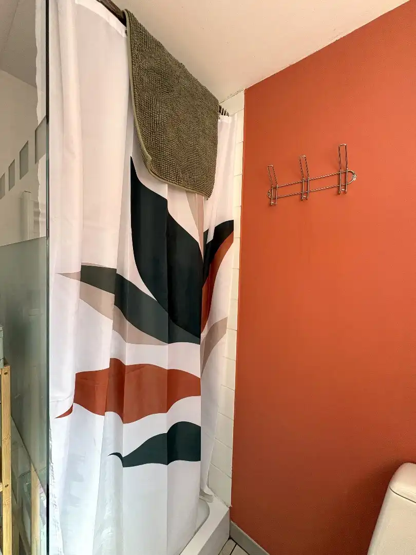 Instapklare woning met 2 slaapkamers en ruime binnenplaats in Menen foto 8