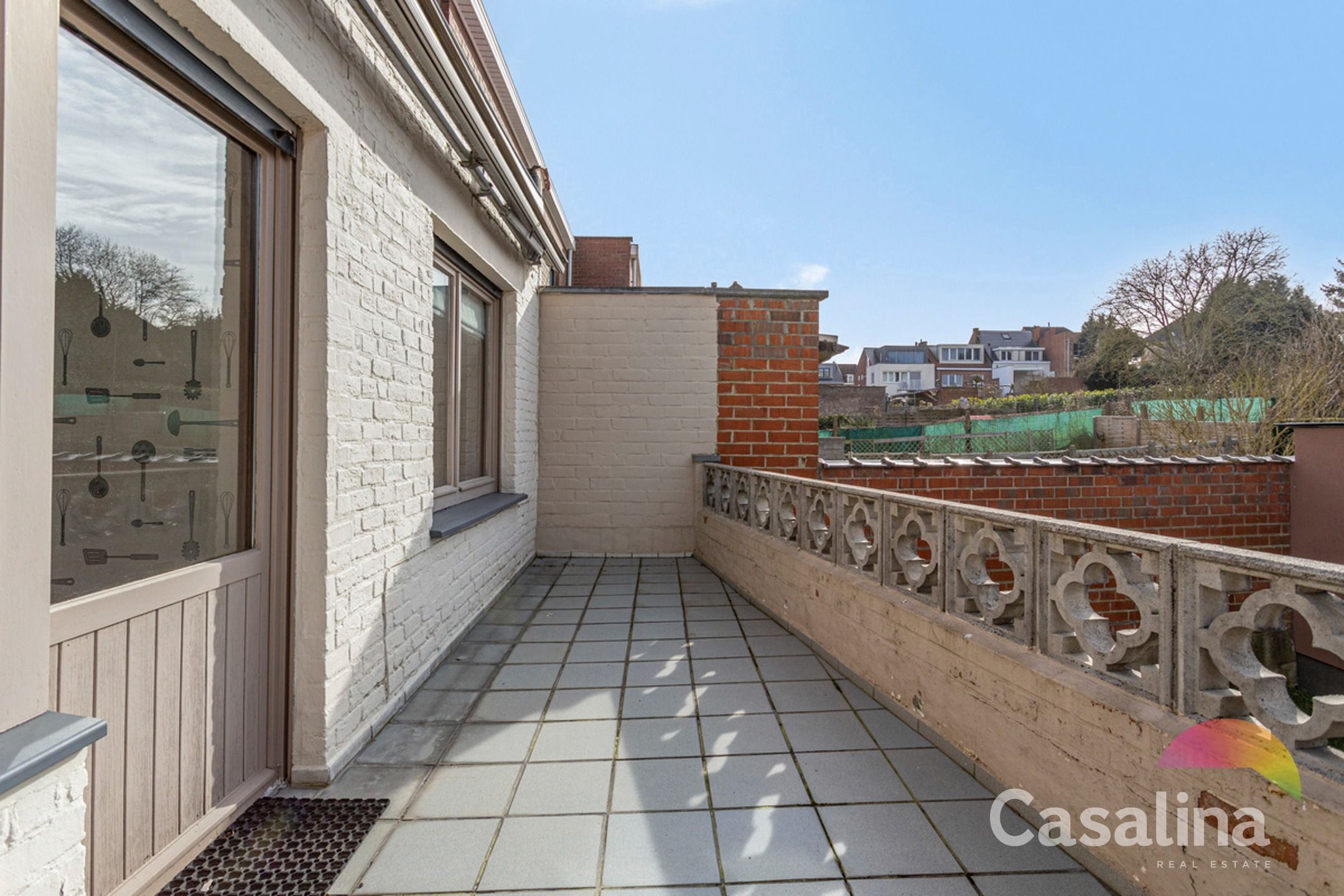 Een ruime te renoveren rijwoning van 207m² met zonnig terras foto {{pictureIndex}}