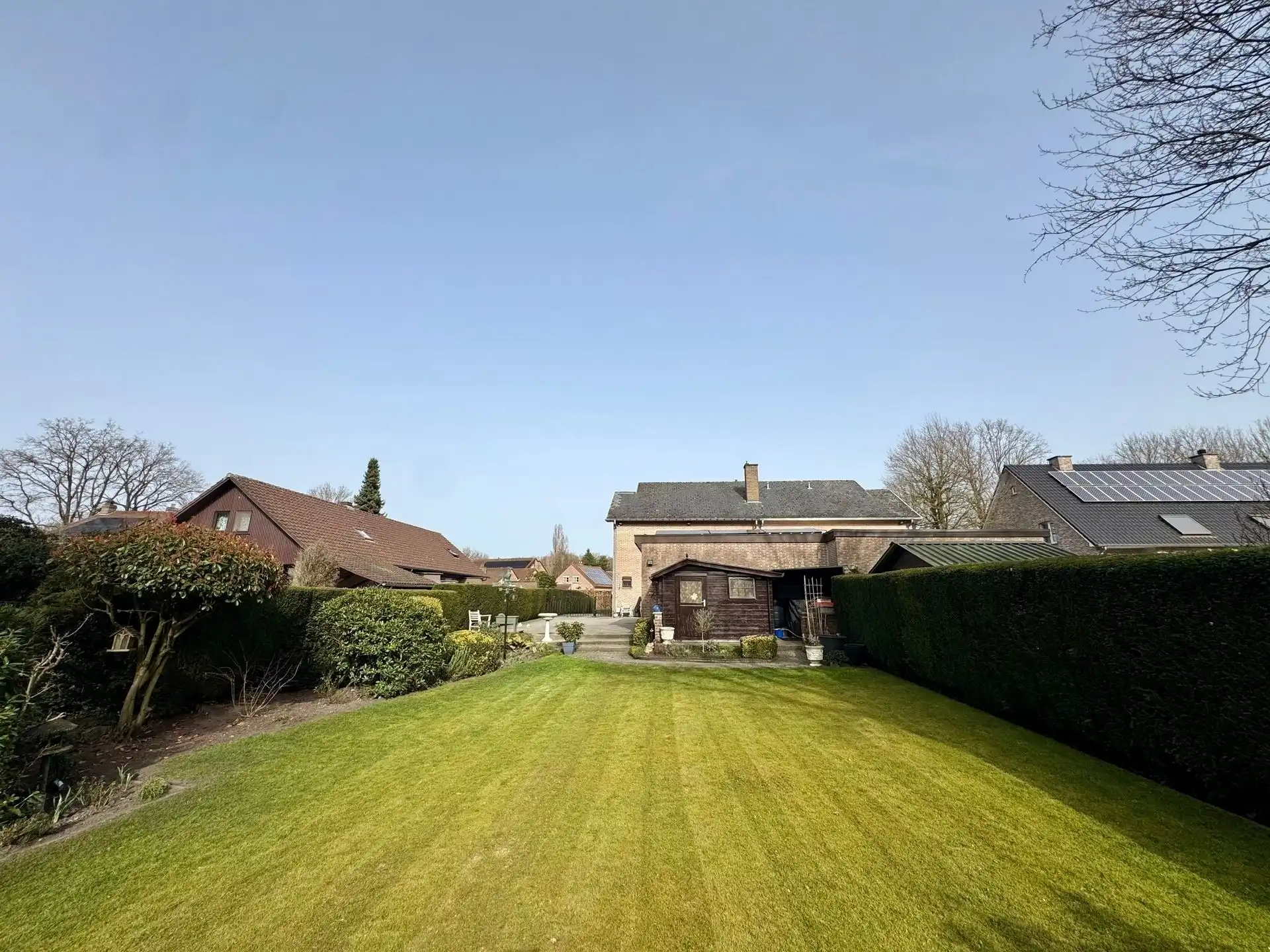 Halfopen bebouwing in rustige straat te As foto 29