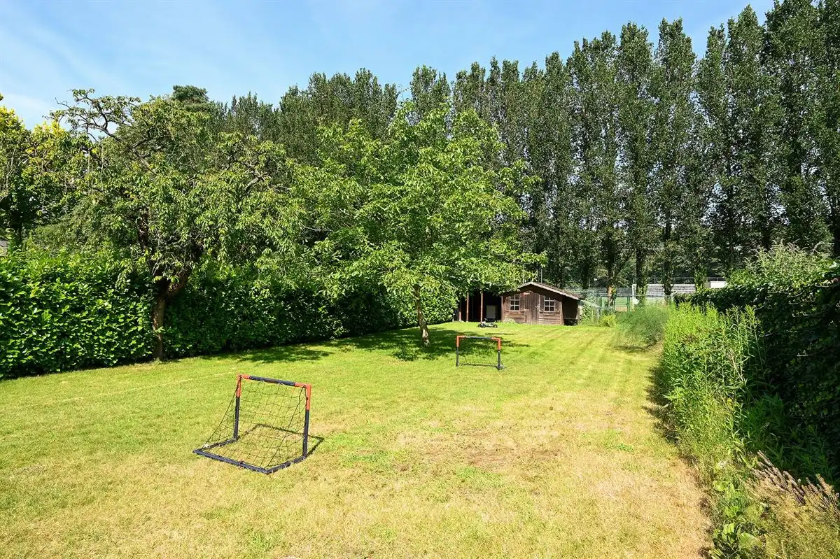 Ruime gezinswoning met grote tuin in groene omgeving foto 15