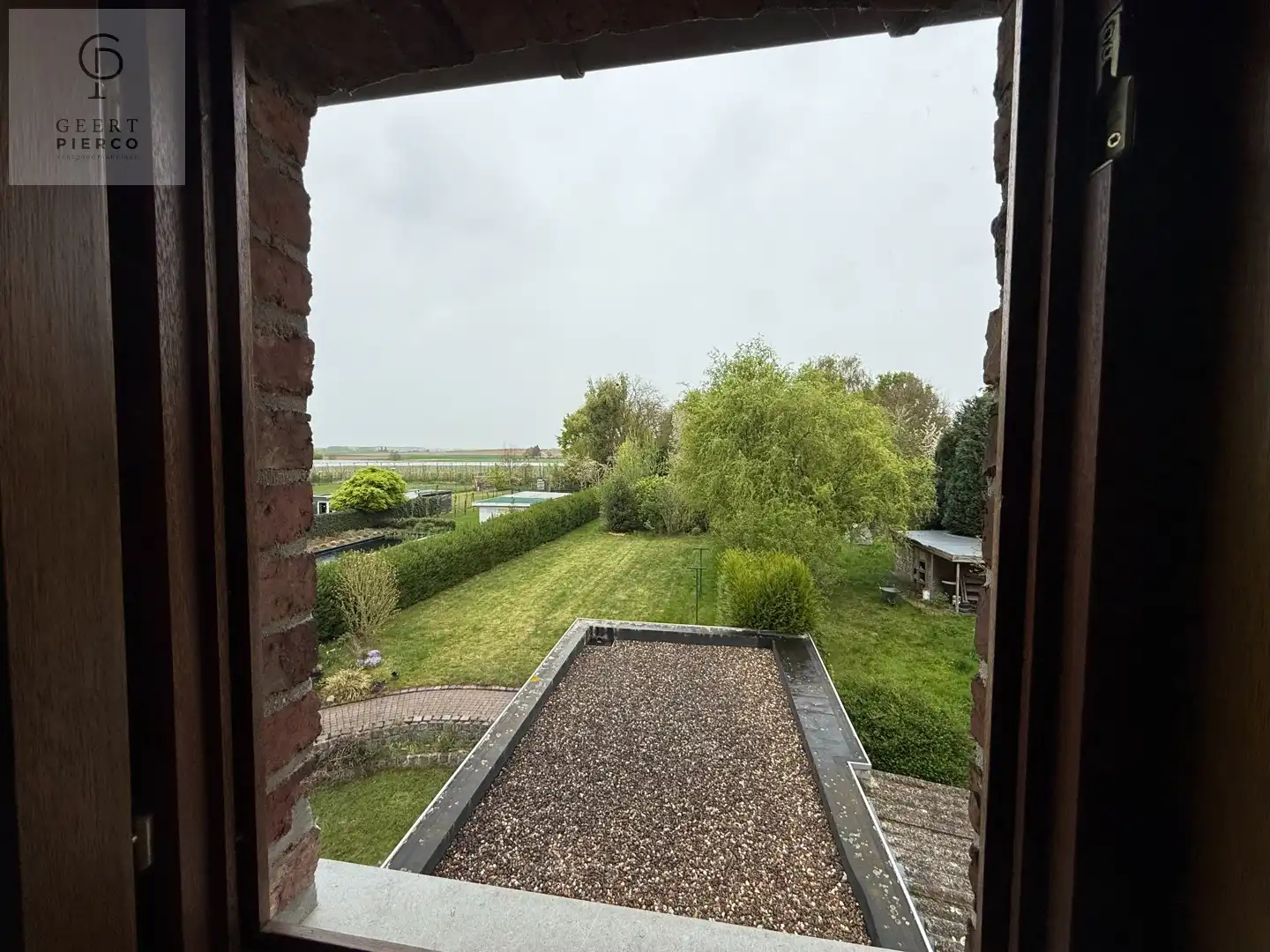 Eigentijdse woonst met ruime tuin foto 15