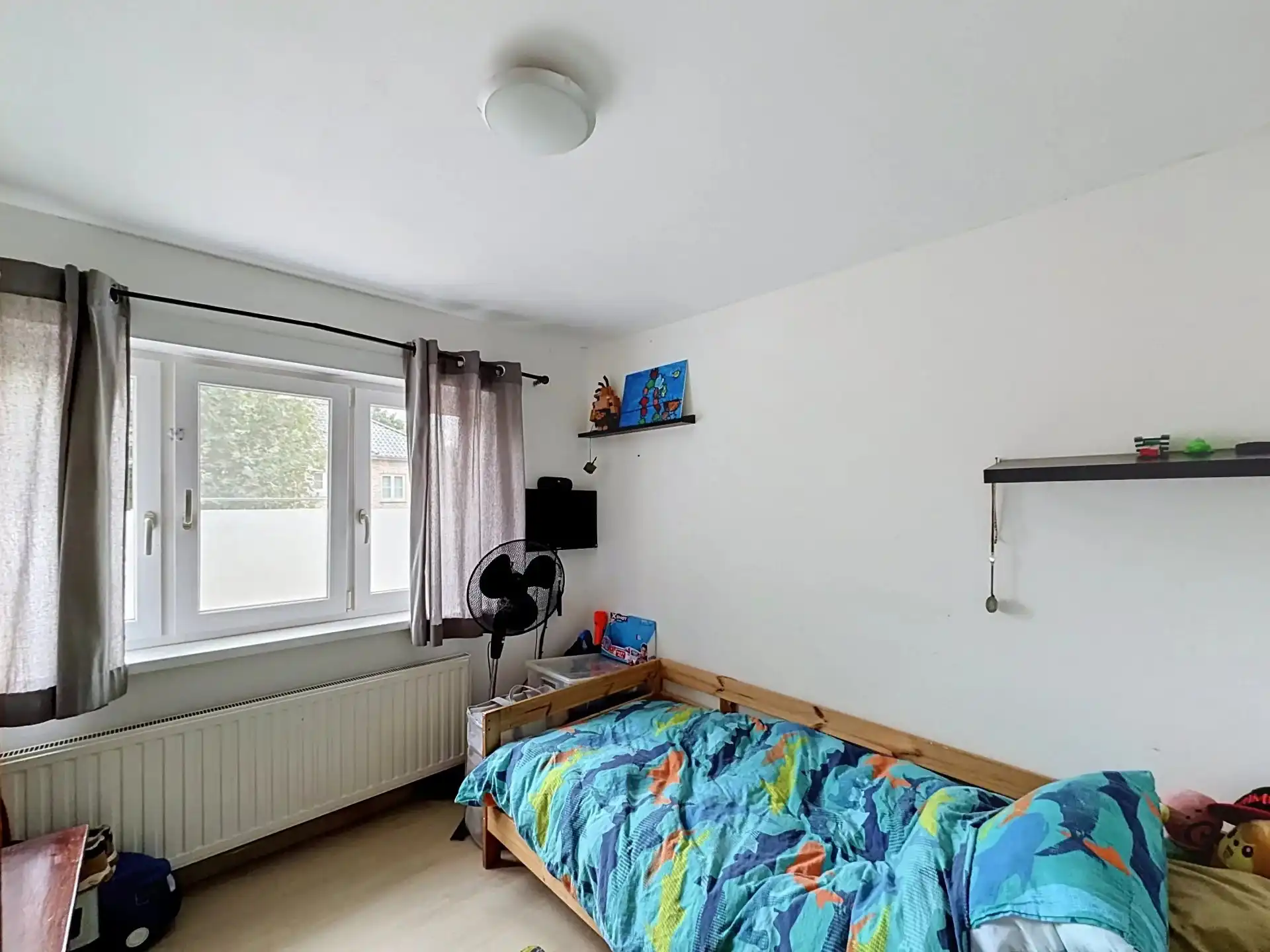 Ruime open bebouwing met 4 slaapkamers, garage en grote tuin. foto 18