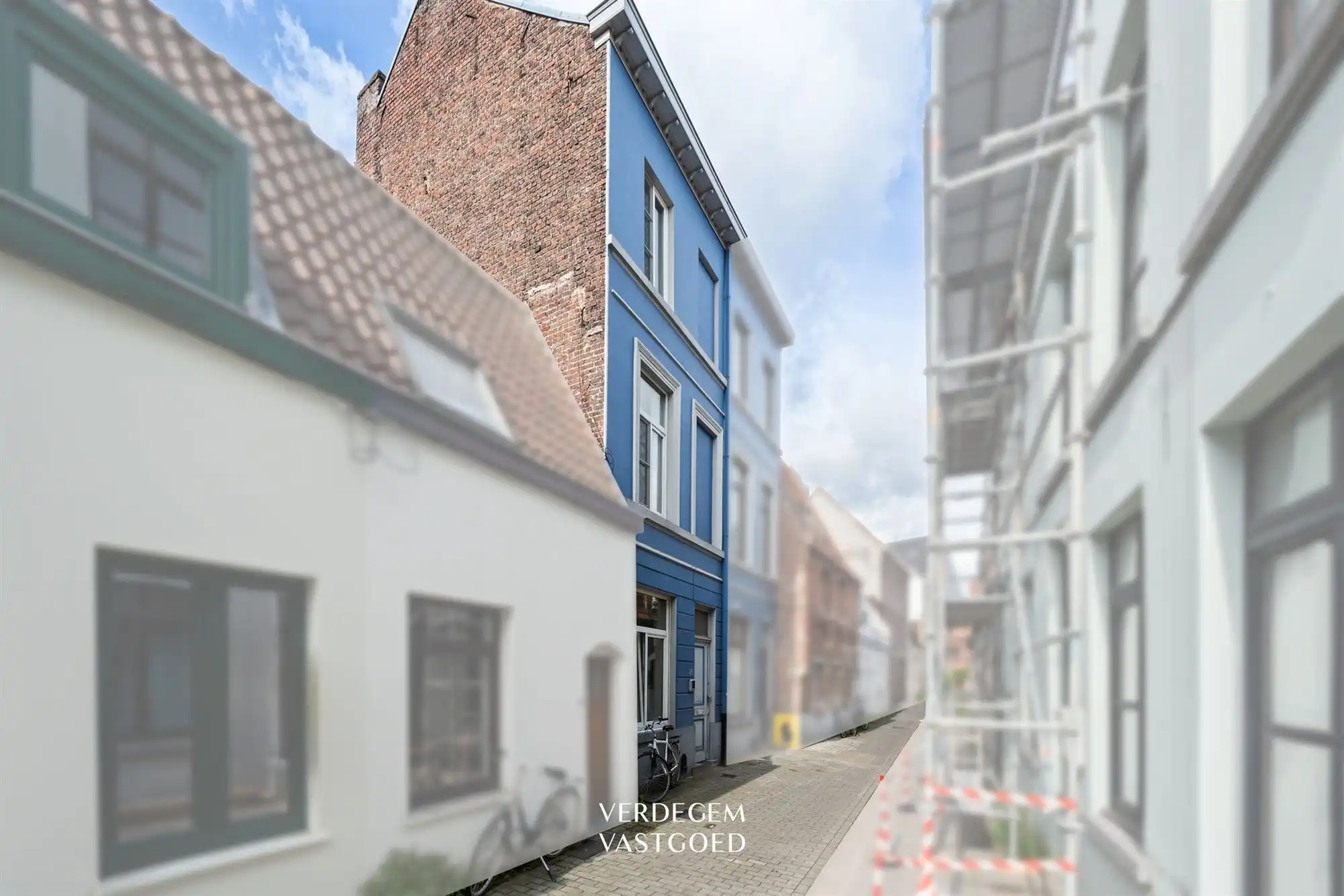 Achter deze mooie blauwe gevel vind je een opbrengsteigendom met 5 studentenkamers op topligging foto 20