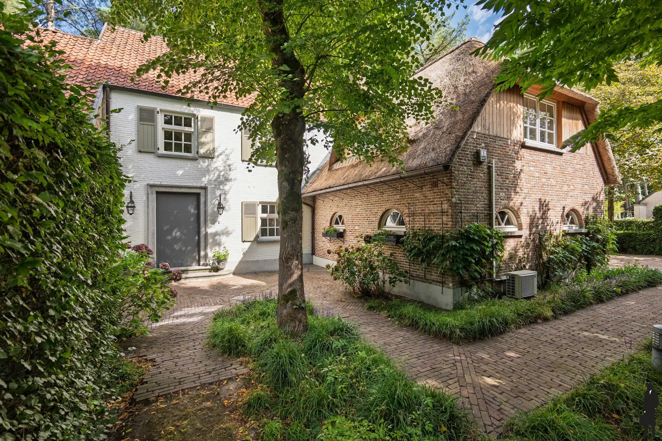 Tijdloze villa met 5 slks, 2 bdks en buitenzwembad foto {{pictureIndex}}