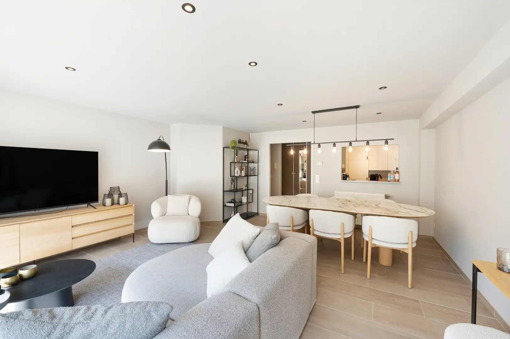 Ruim 2-slaapkamerappartement met twee terrassen nabij de zee. foto 9