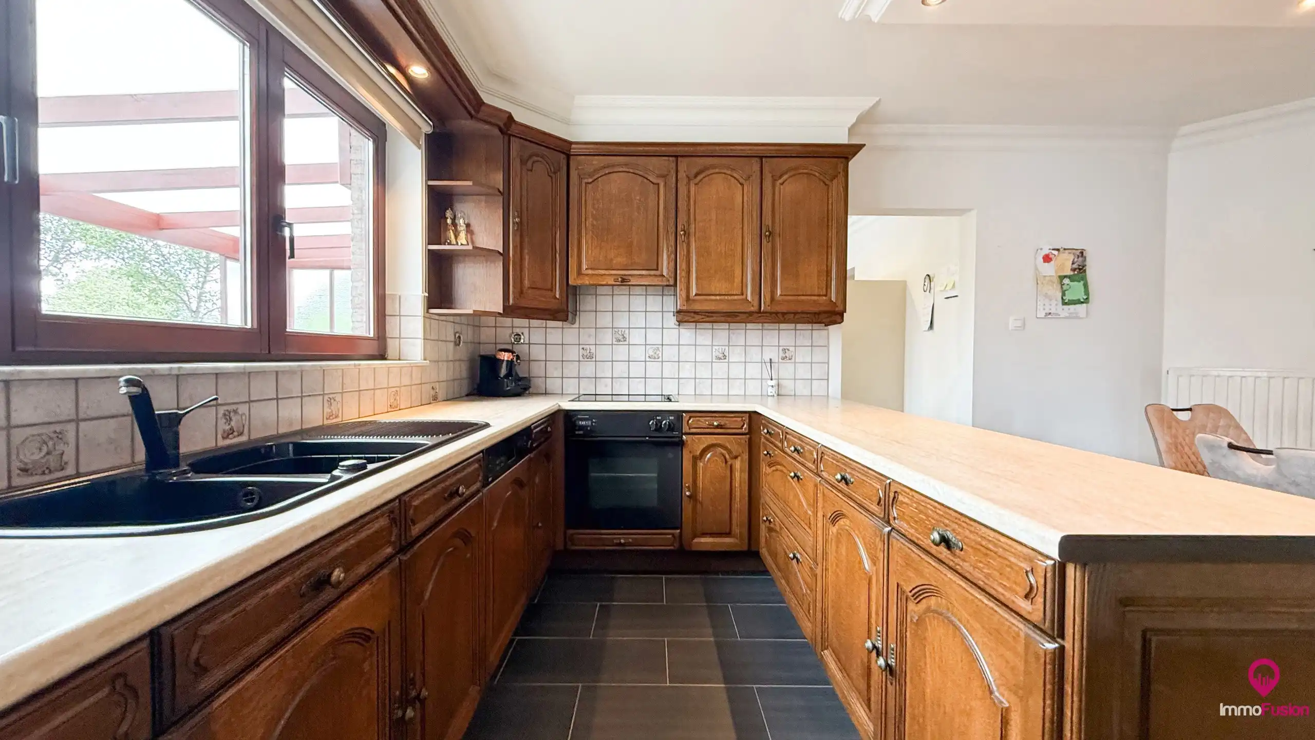 Ruime gezinswoning met 4 slpk, zonnepanelen en grote tuin! foto 14