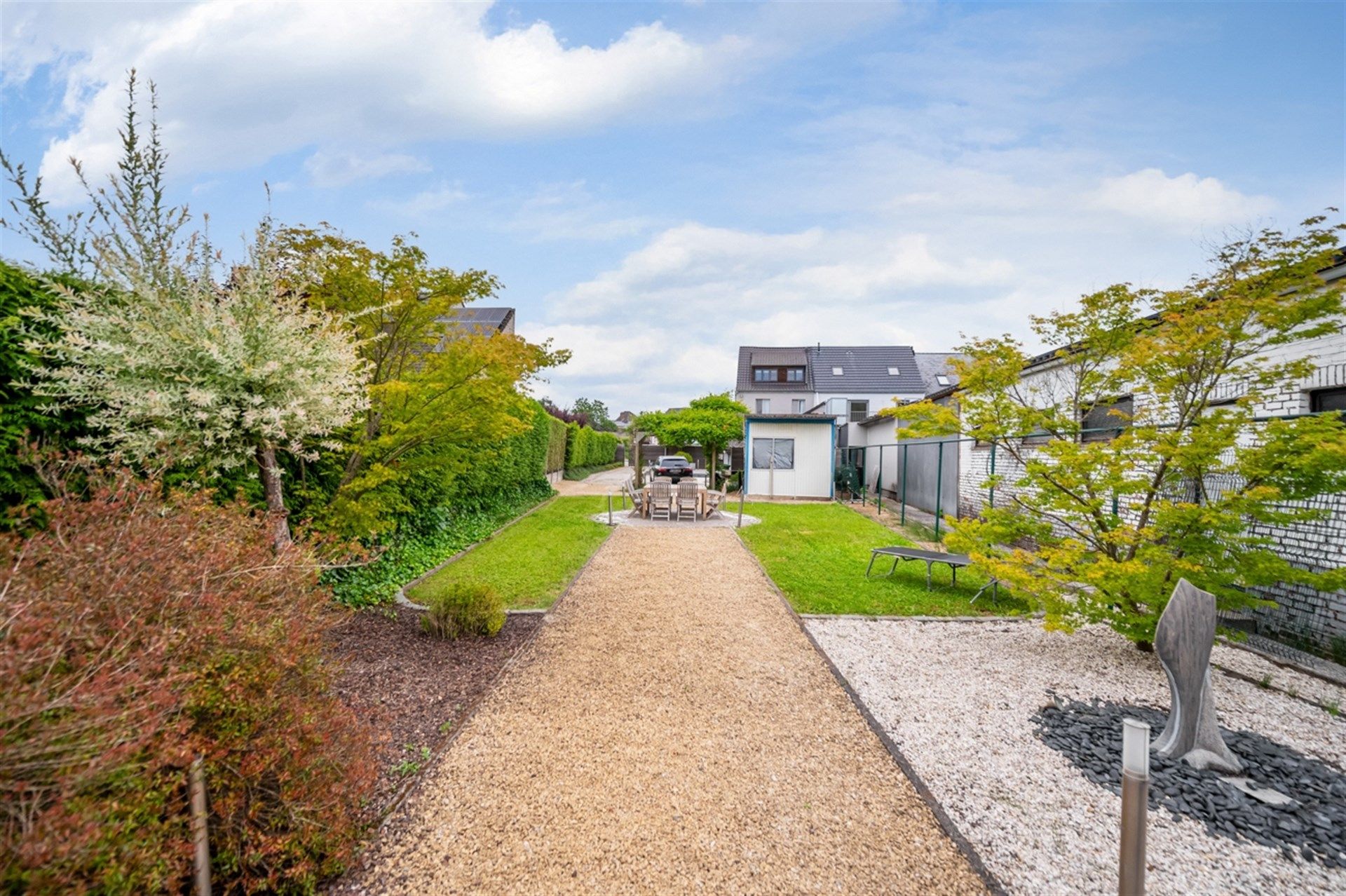 Ruime halfopen bebouwing met 4 slaapkamers, grote tuin en dubbele garage foto 16