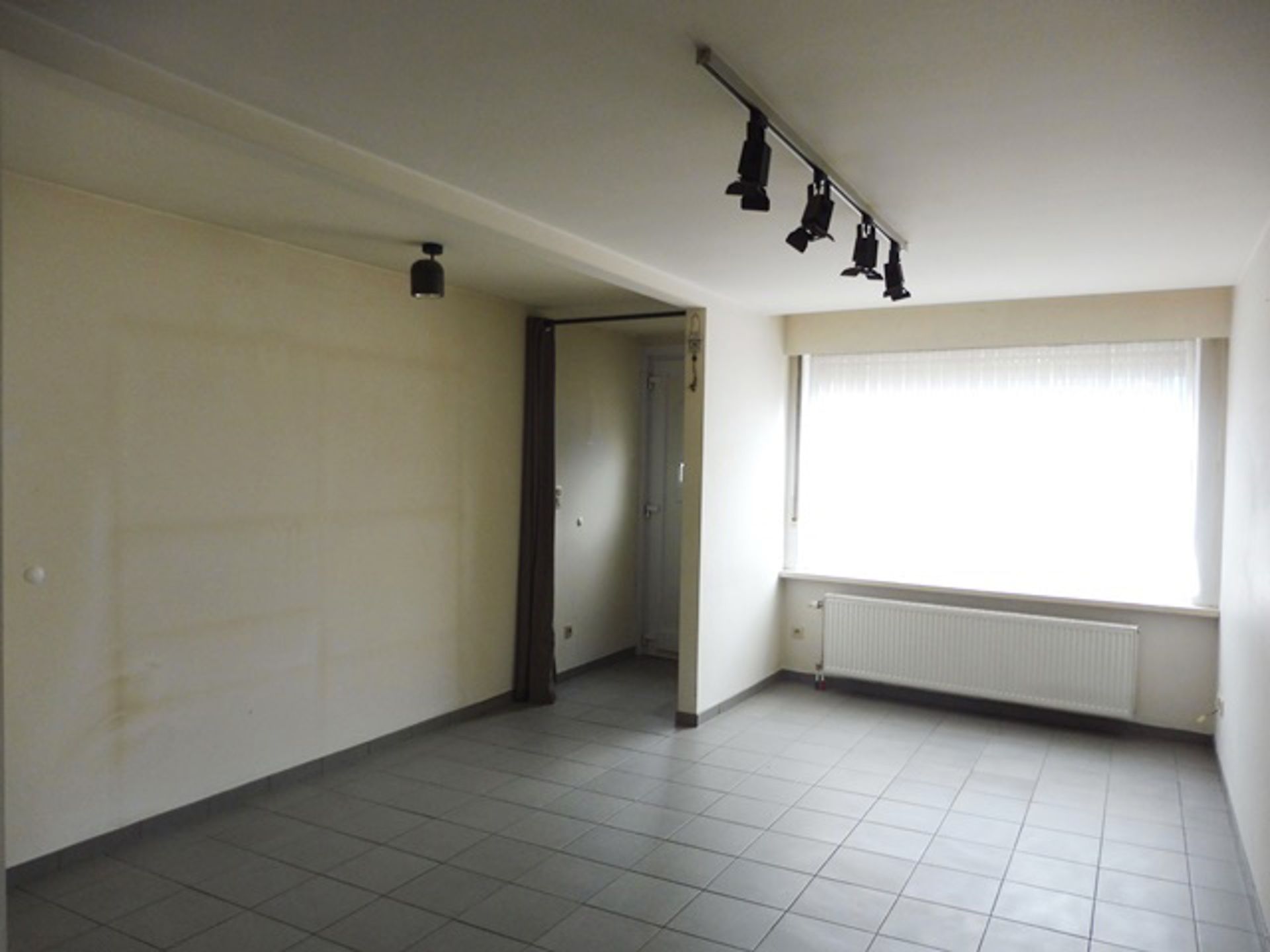 Woning met vier garageboxen op uitstekende locatie foto 2