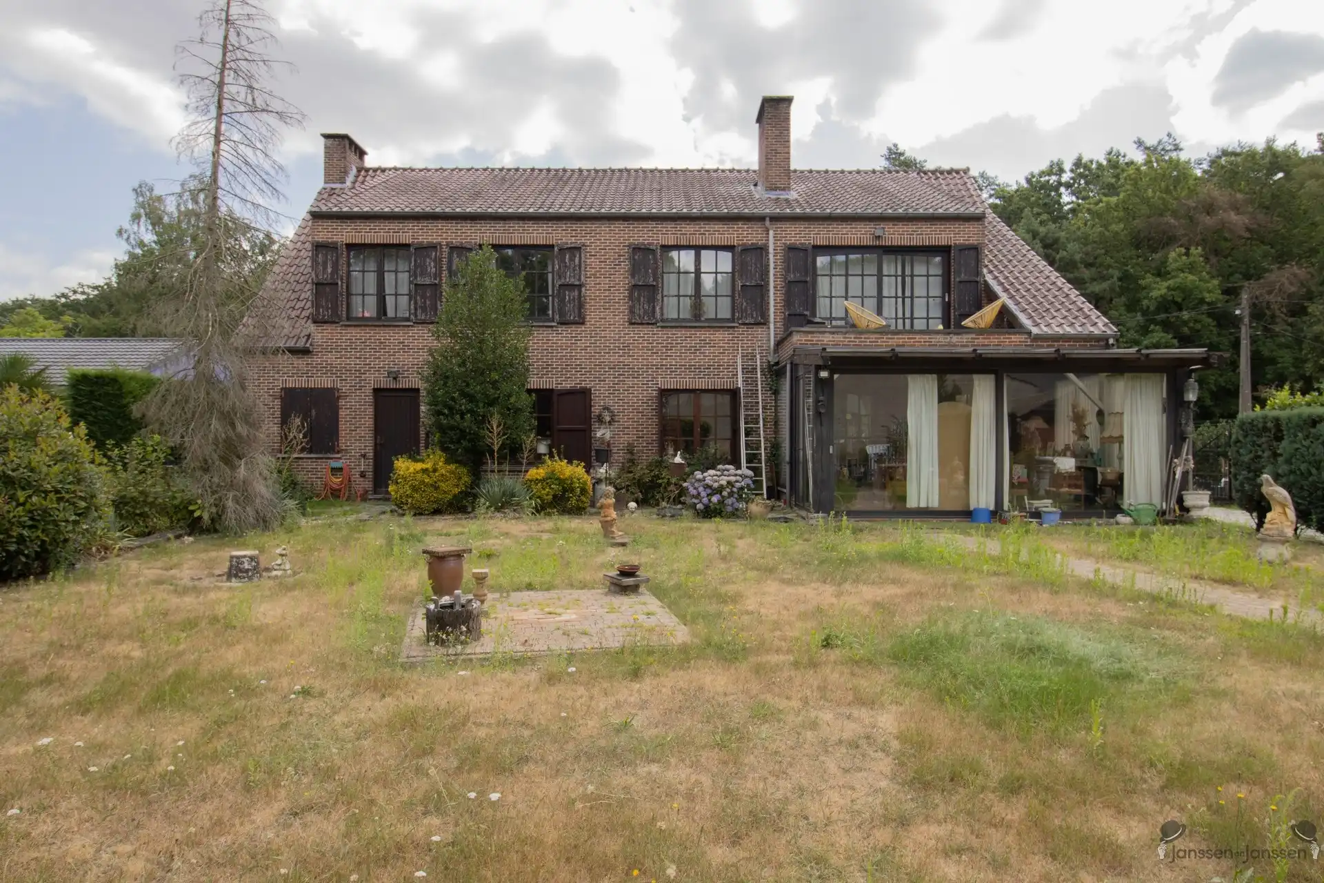 Ruime op te frissen villa met 2 keukens, 2 badkamers en min. 5 slaapkamers op 1.157 m² foto 2