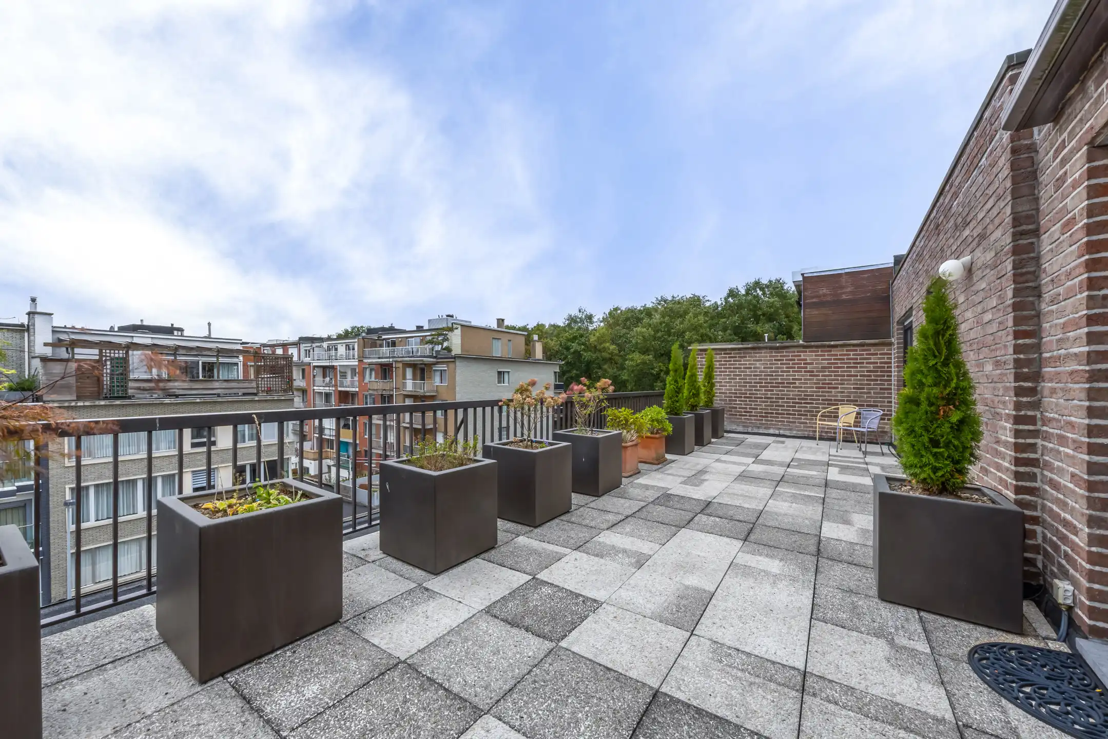 Goed gelegen dakappartement met groot terras voor en achter, 2 slpk en prachtig uitzicht foto 5