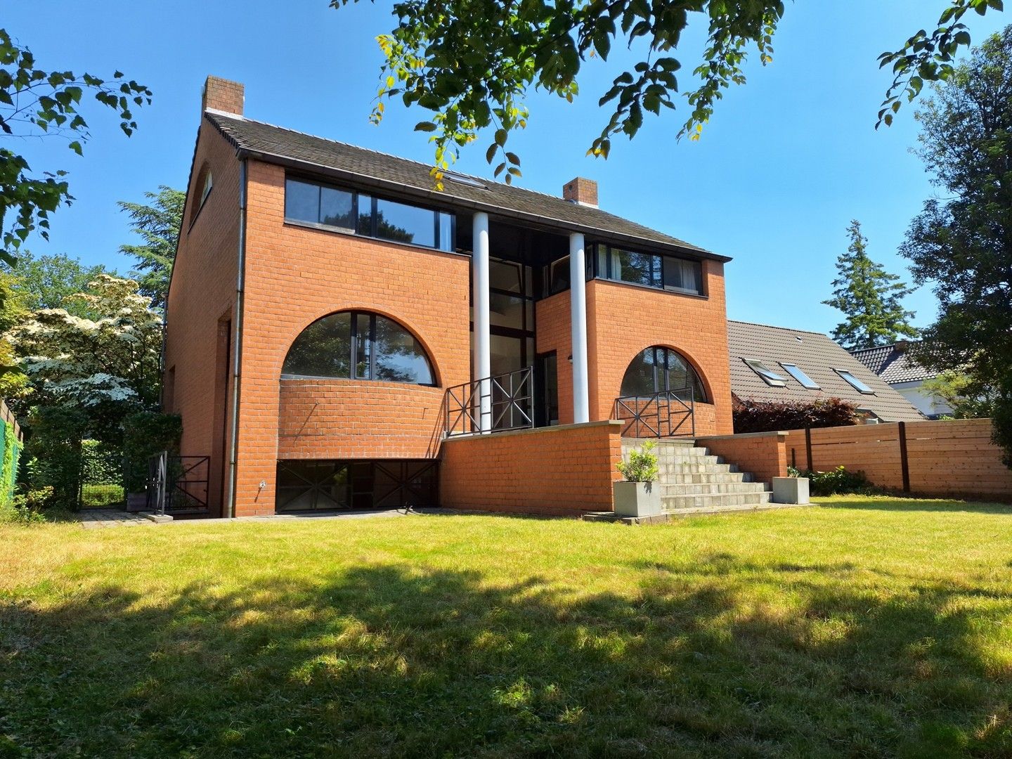 Unieke architecturale woning met 4 slaapkamers, dubbele garage en tuin foto 2