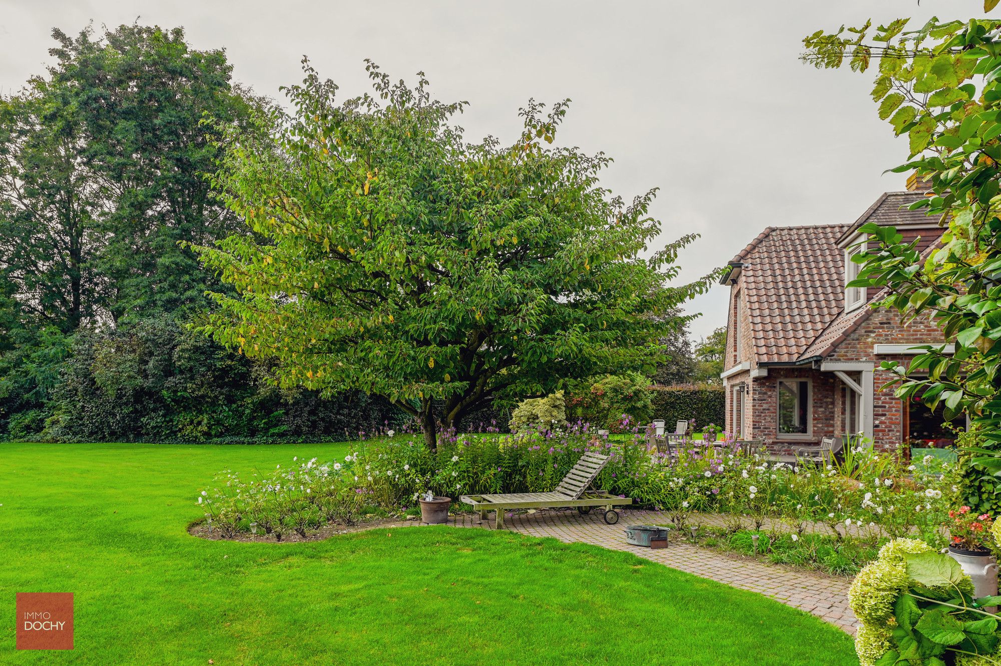 Goed gelegen villa op prachtig stuk (bouw)grond foto 11