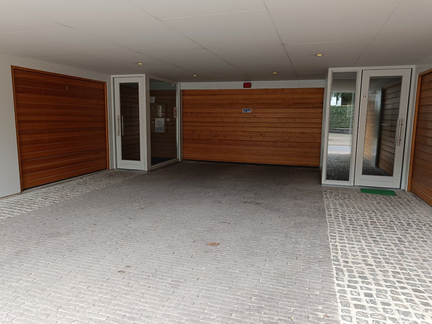 Garagebox 2 plaatsen nabij Driehoeksplein foto 3