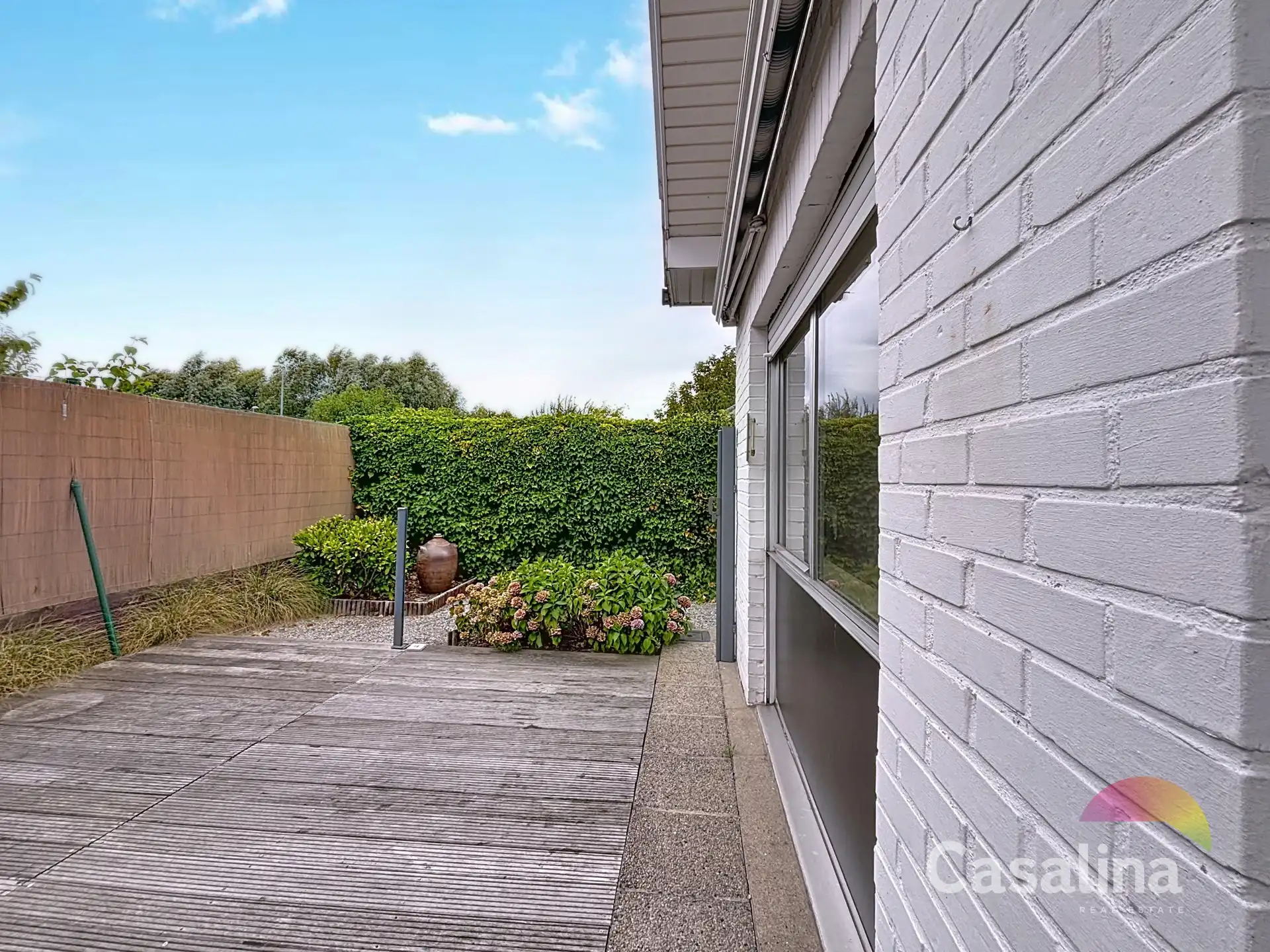 Ruime bungalow van 205 m² in een rustige, groene wijk foto 3