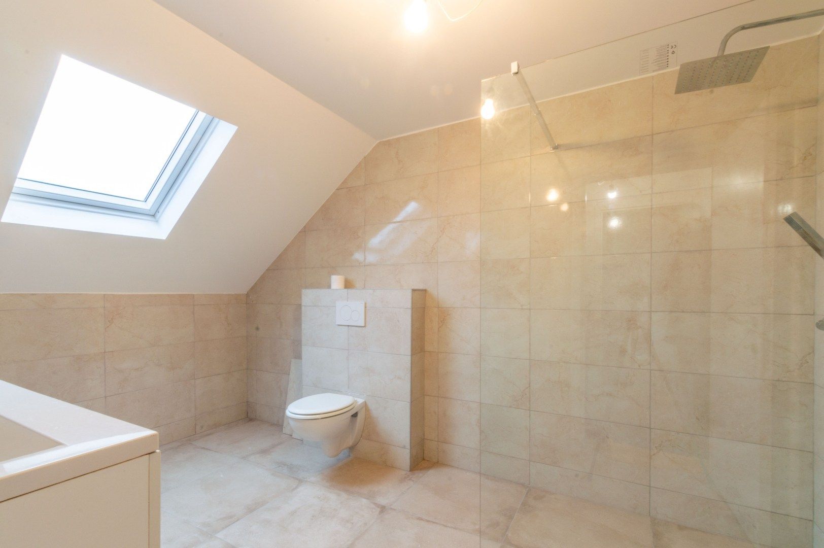 ZEER RUIME, VOLLEDIG GERENOVEERDE WONING ! foto 9