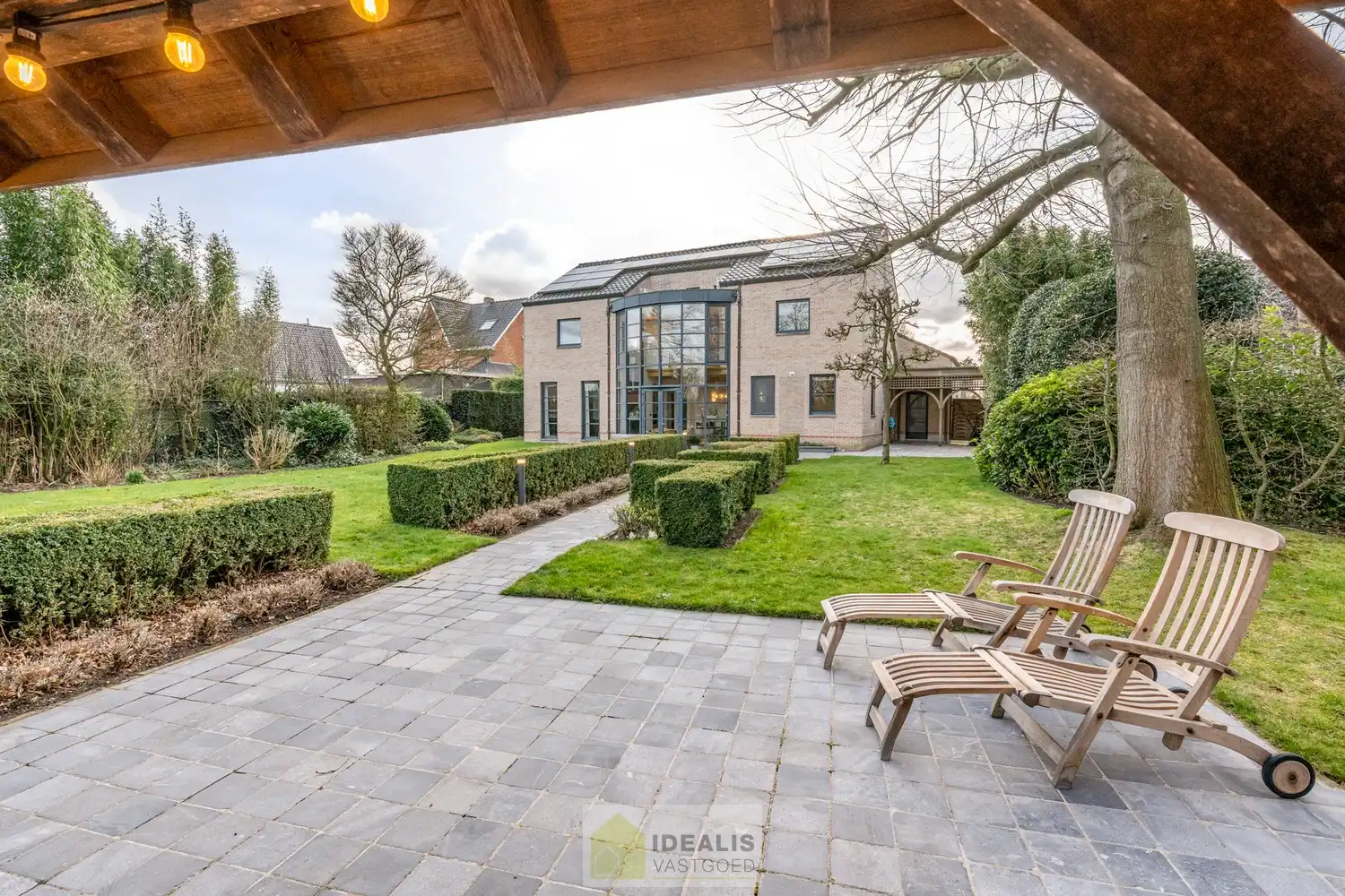 EXTRA RUIME VILLA MET EEN PRACHTIG LICHTRIJKE LEEFRUIMTE, RUIME KEUKEN, 4 SLAAPKAMERS, 2 BADKAMERS EN EEN RUIM PRAKTIJK/KANTOORGEDEELTE OP EEN RIANT EN CENTRAAL PERCEEL VAN MAAR LIEFST 16A 27CA OP EEN GUNSTIGE LOCATIE NABIJ HET CENTRUM VAN ACHEL! foto 7