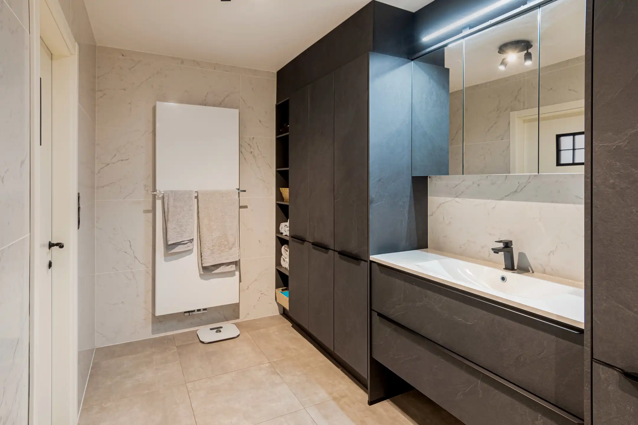 Lichtrijk appartement met terras en zicht op het water  foto 12