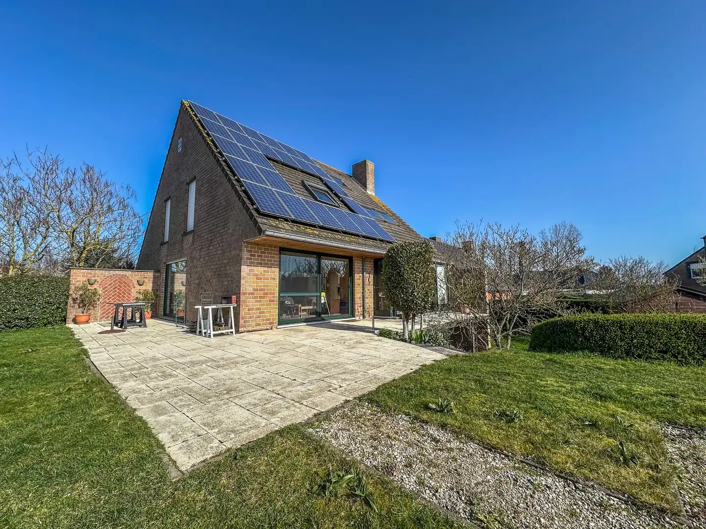 Zeer ruime villa met 4 slaapkamers, grote tuin  (869m²) en volledig onderkelderd. foto 5