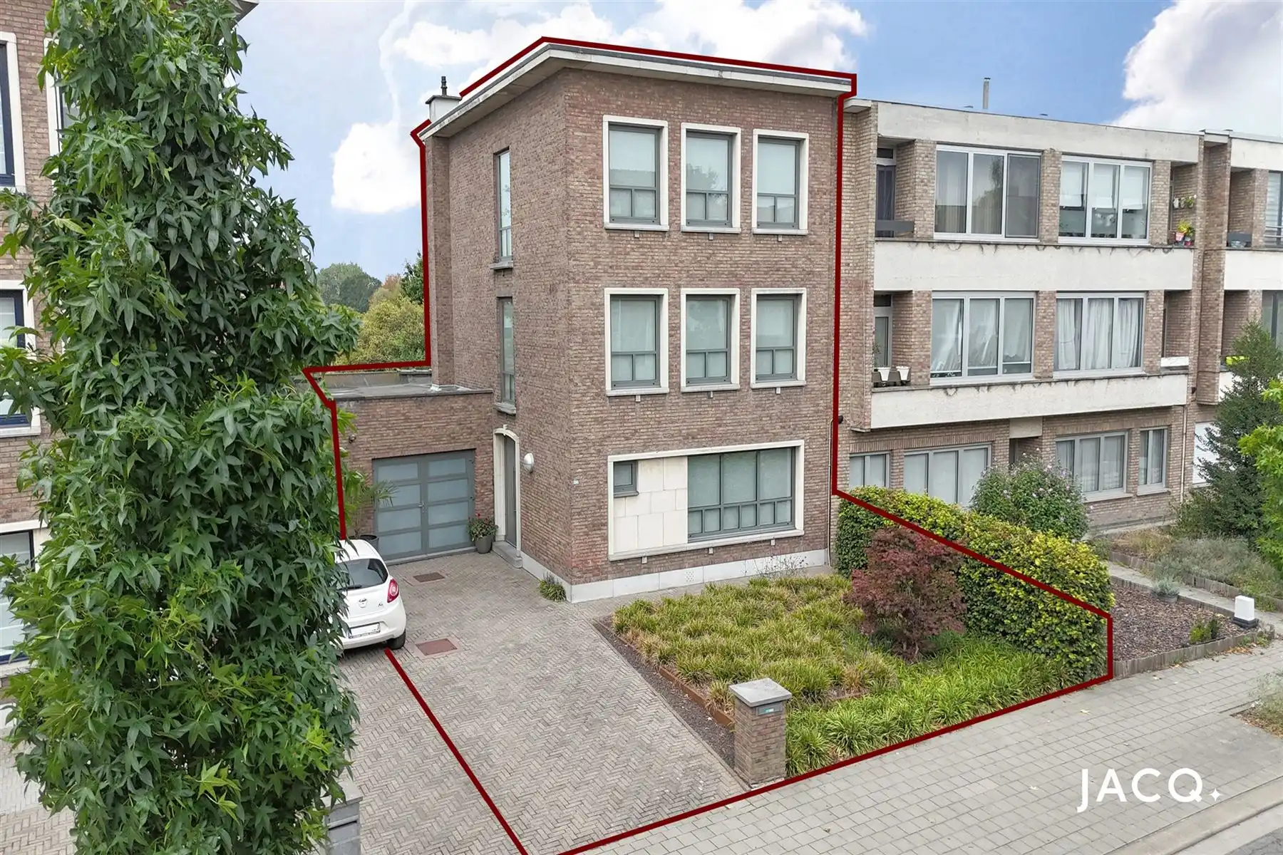 Hoofdfoto van de publicatie: Karaktervolle HOB met 4/5 slpk's, zuid-westtuin & garagebox