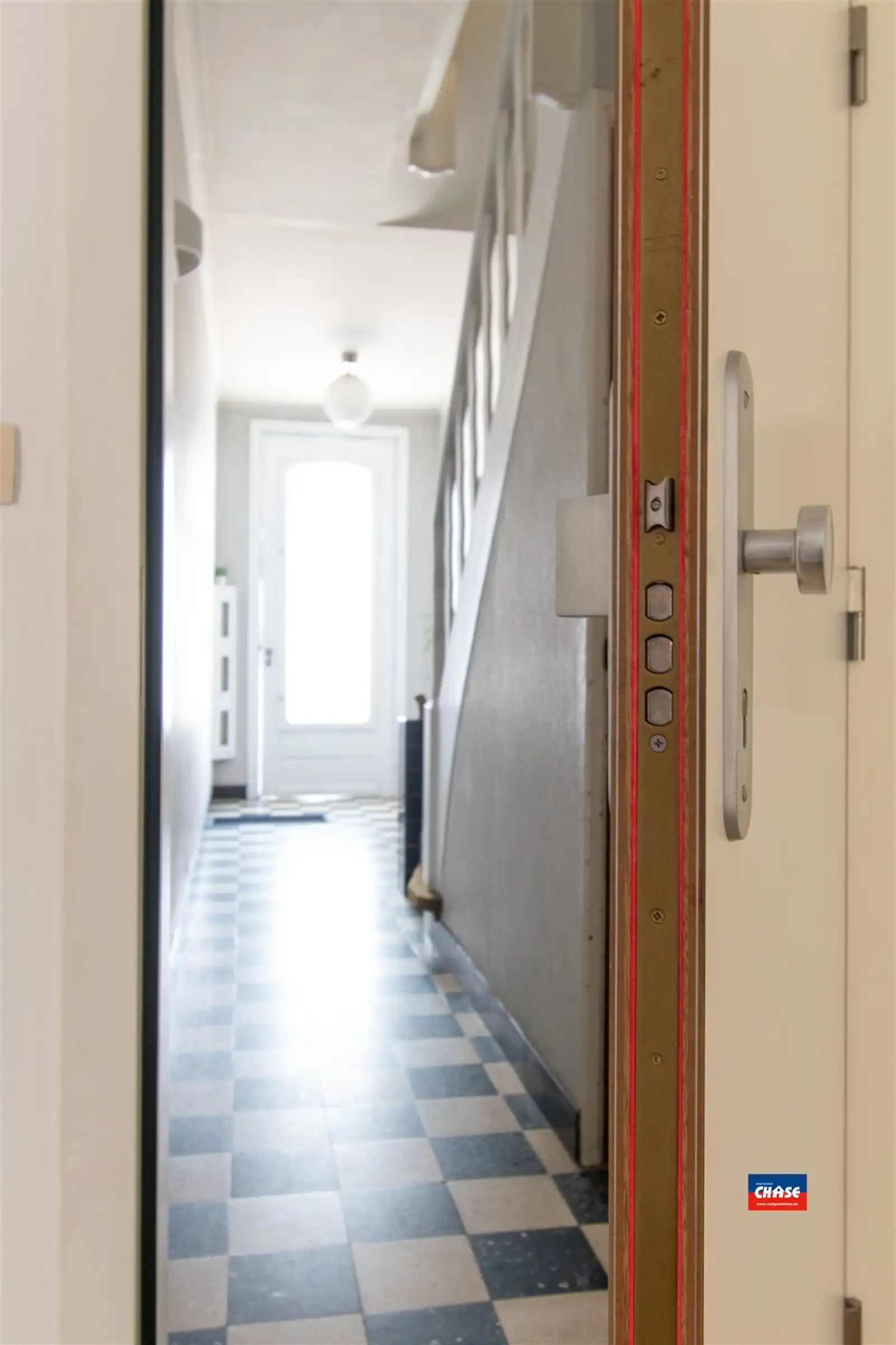 Sfeervol gerenoveerd gelijkvloers appartement met mooie tuin foto 22
