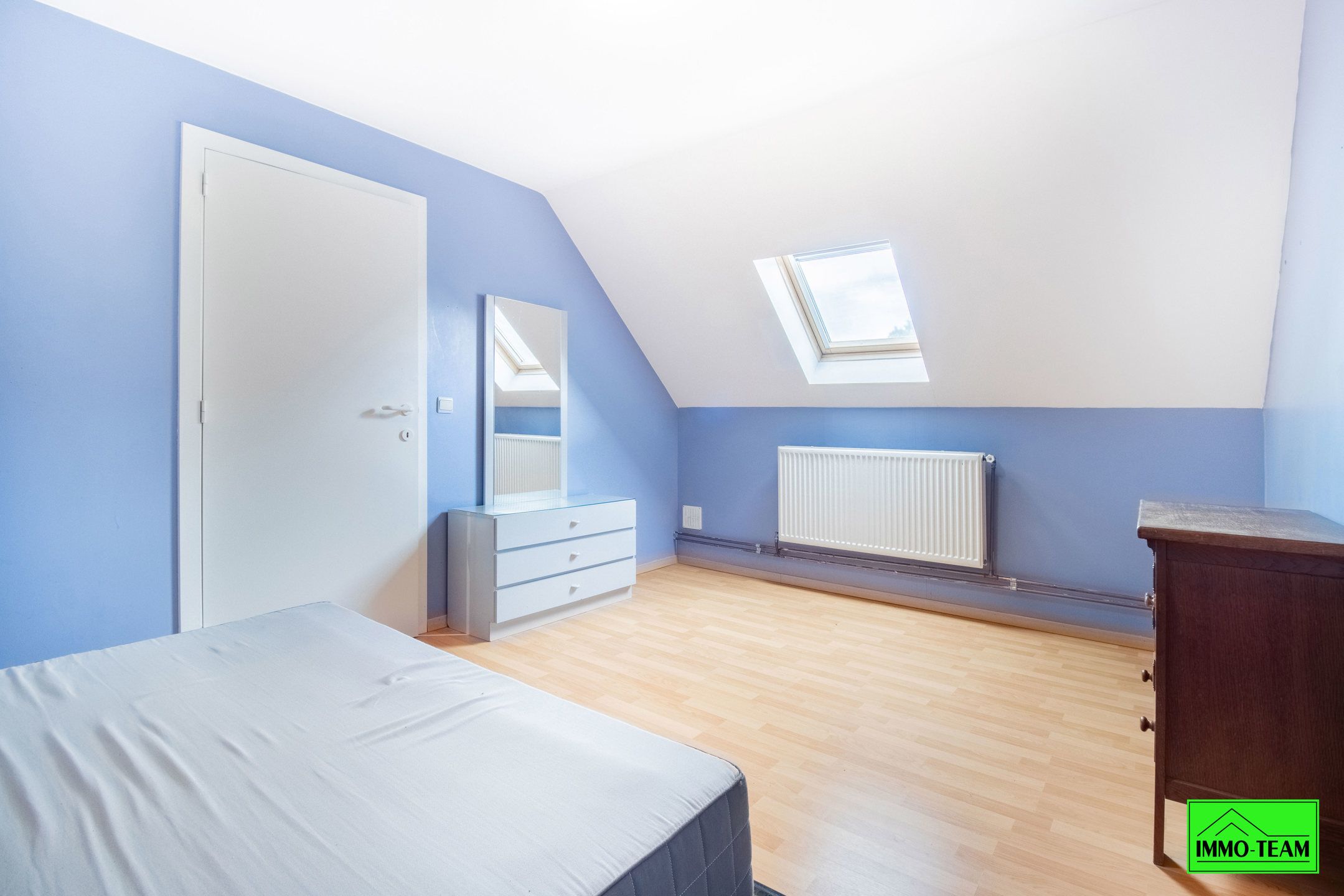 Instapklare 2-gevelwoning met parkeerplaats nabij centrum foto 9