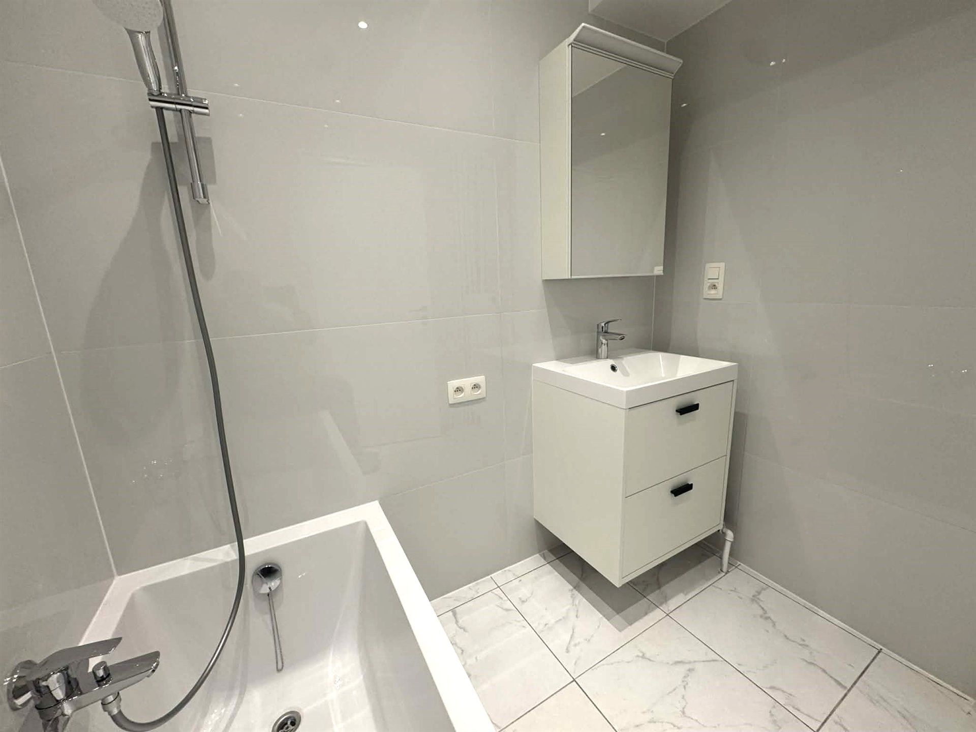 
Volledig gerenoveerd appartement op gelijkvloers met aangenaam terras/koer. foto 6