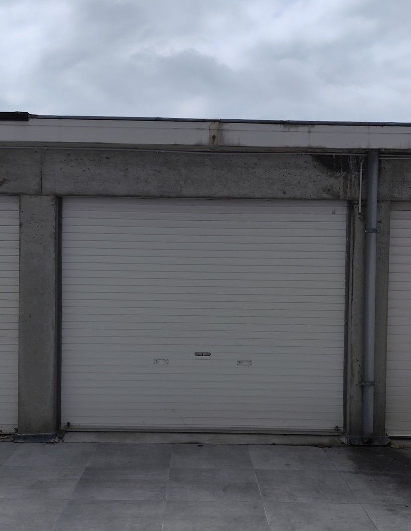 Afgesloten garagebox met centrale ligging foto {{pictureIndex}}