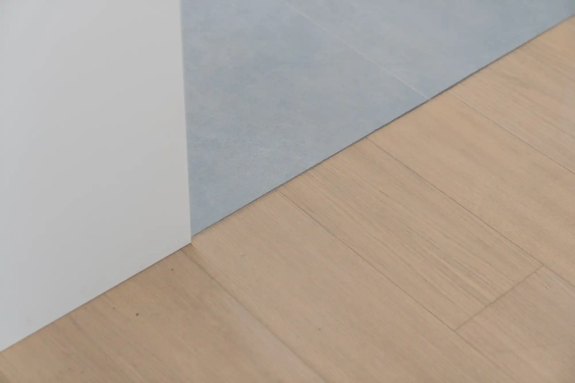 Max Dudler: uitgepuurde lijnen en Zwitserse precisie in een hoekappartement aan de Scheldekaaien. foto 4