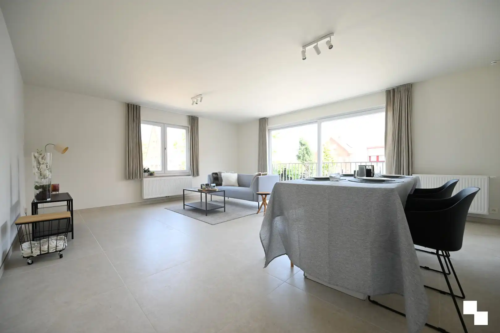 Lichtrijk, compleet gerenoveerd hoekappartement & volledig instapklaar te Izegem, Emelgem. foto 3