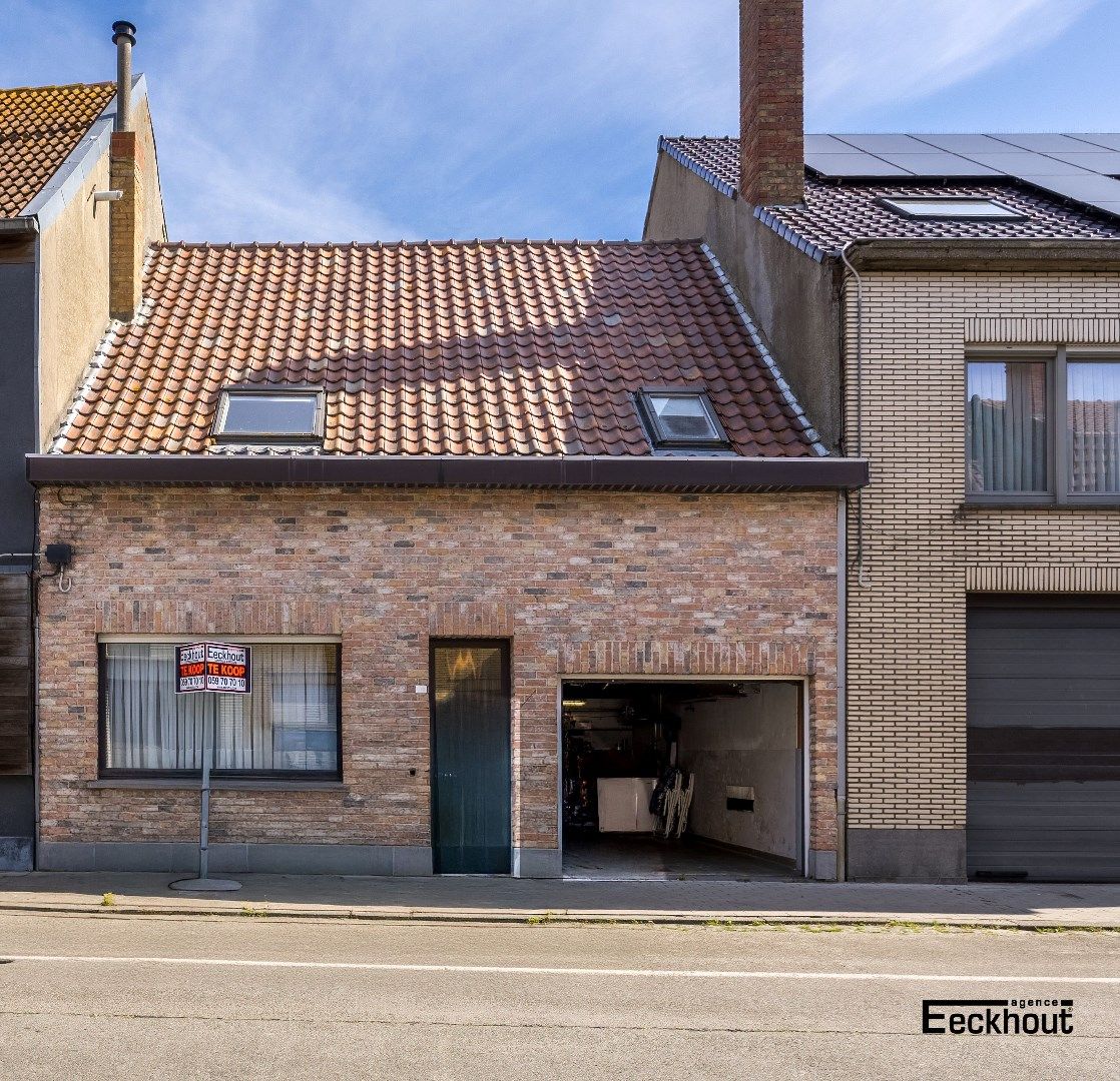 Hoofdfoto van de publicatie: Rijwoning met garagebox en zonnige tuin op gunstige ligging te Oudenburg!