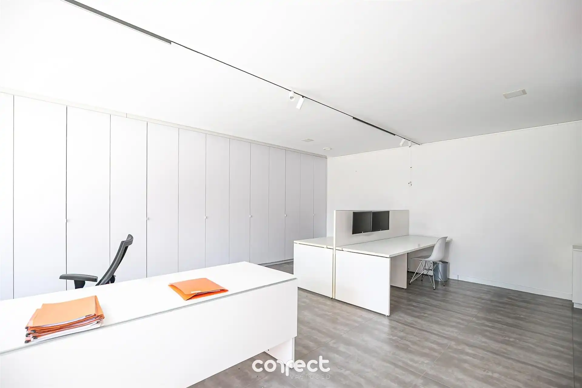 Perfect gelegen kantoor met voorzieningen en etalage. foto 3
