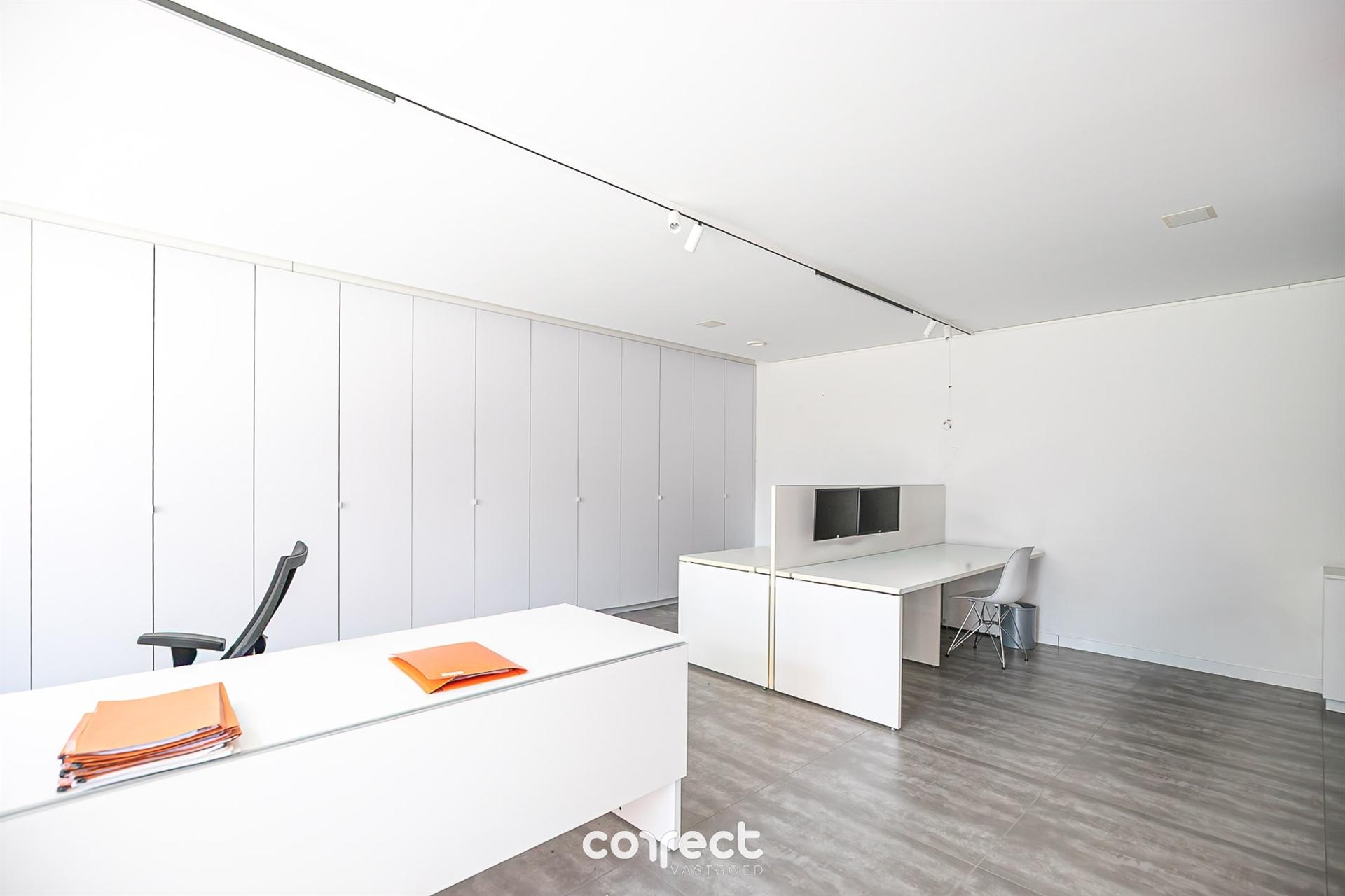 Perfect gelegen kantoor met voorzieningen en etalage. foto 3