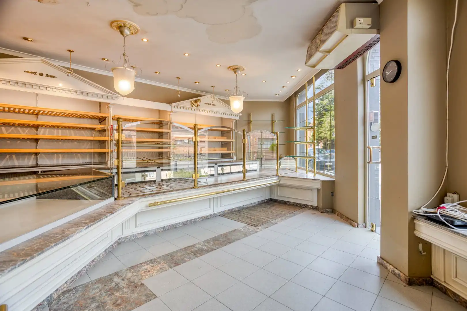 Karaktervol handelshuis met woonst op commerciële locatie in Mol-Gompel !  foto 4