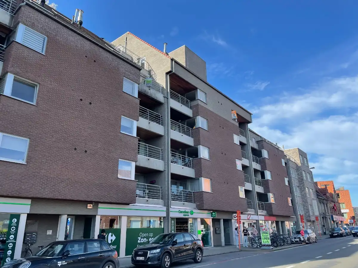 Centraal gelegen ruim twee-slaapkamer appartement + garage foto {{pictureIndex}}