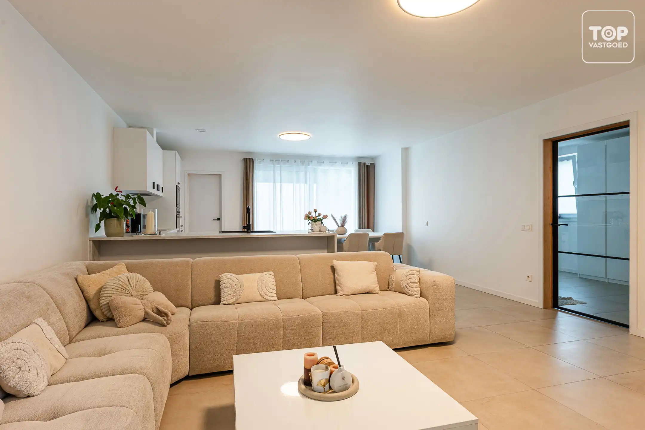 Totaal gerenoveerde woning met 3 slaapkamers, tuin en garage. foto 4