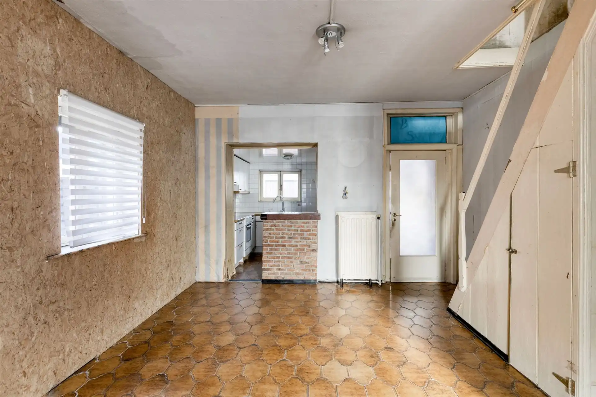 Te renoveren woning met veel potentieel foto 8
