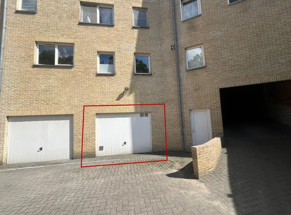 Handelsruimte pal aan het centrum van Genk foto 7