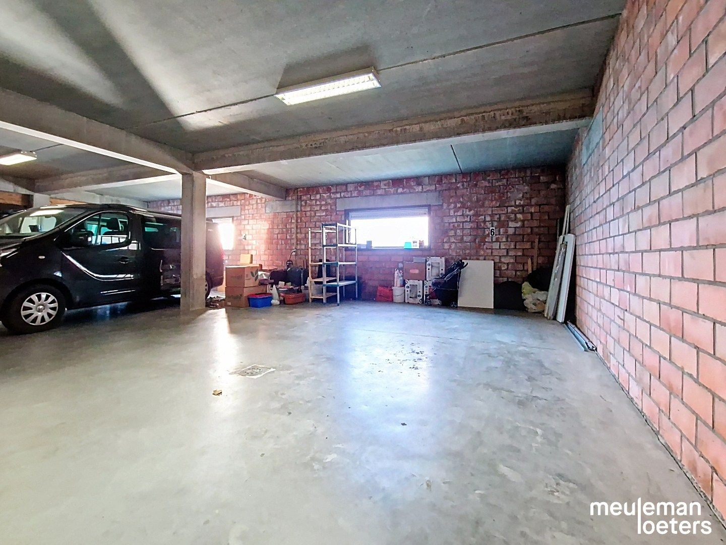 Lichtrijk appartement met terras en parking foto 12