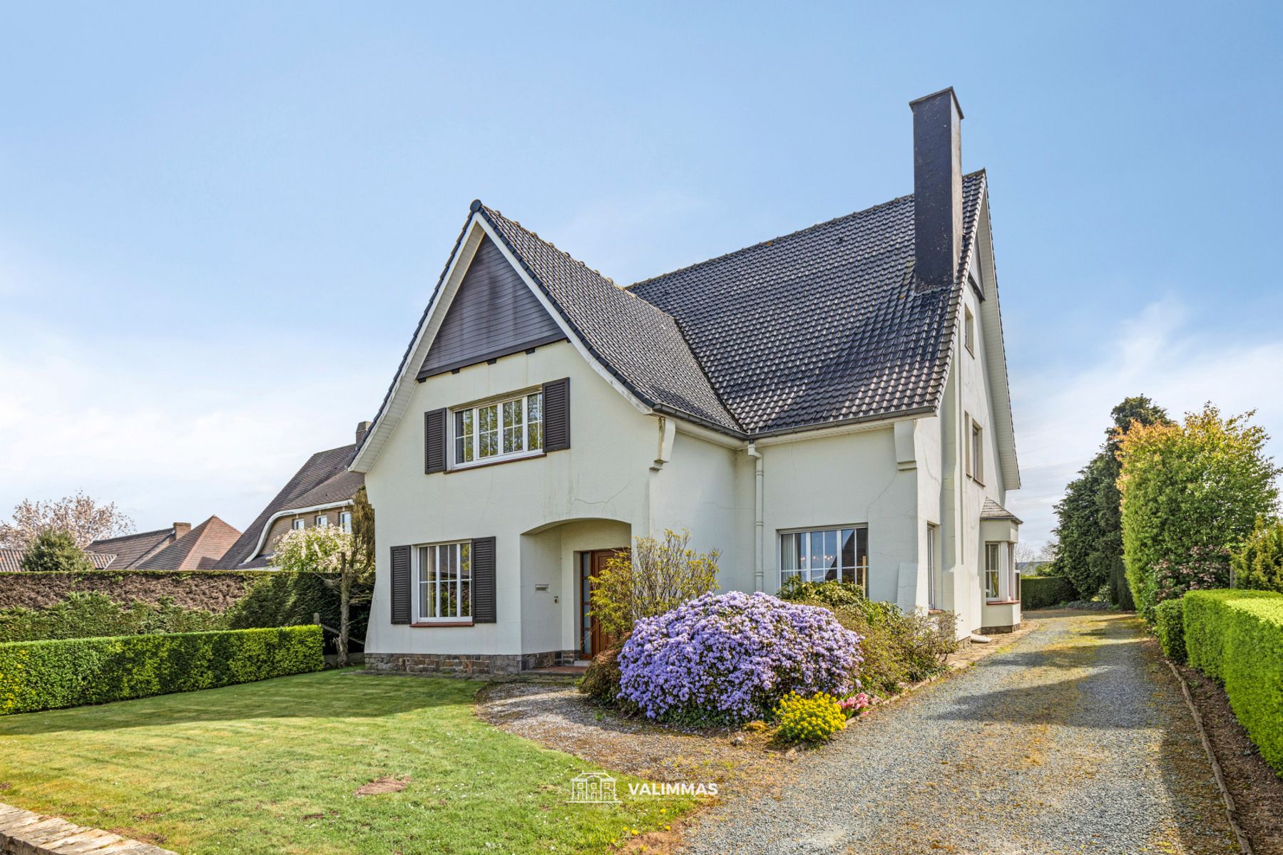 Hoofdfoto van de publicatie: Zeer ruime en stijlvolle klassieke villa met garage en tuin