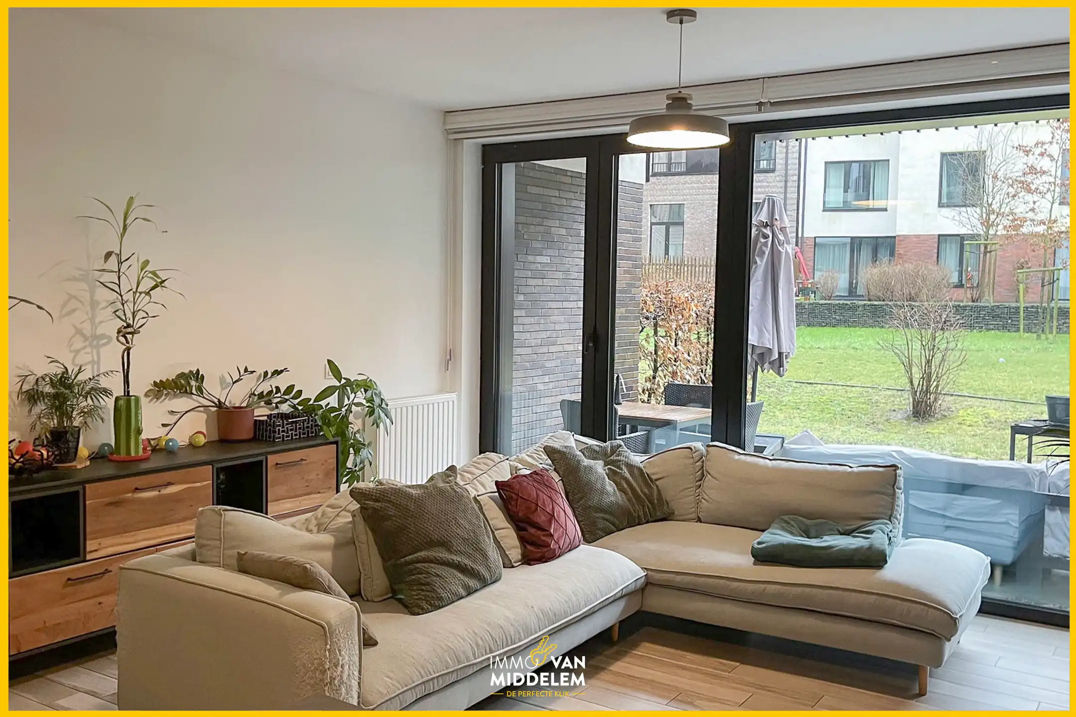 GELIJKVLOERS APPARTEMENT MET 3 SLAAPKAMERS EN STAANPLAATS foto {{pictureIndex}}