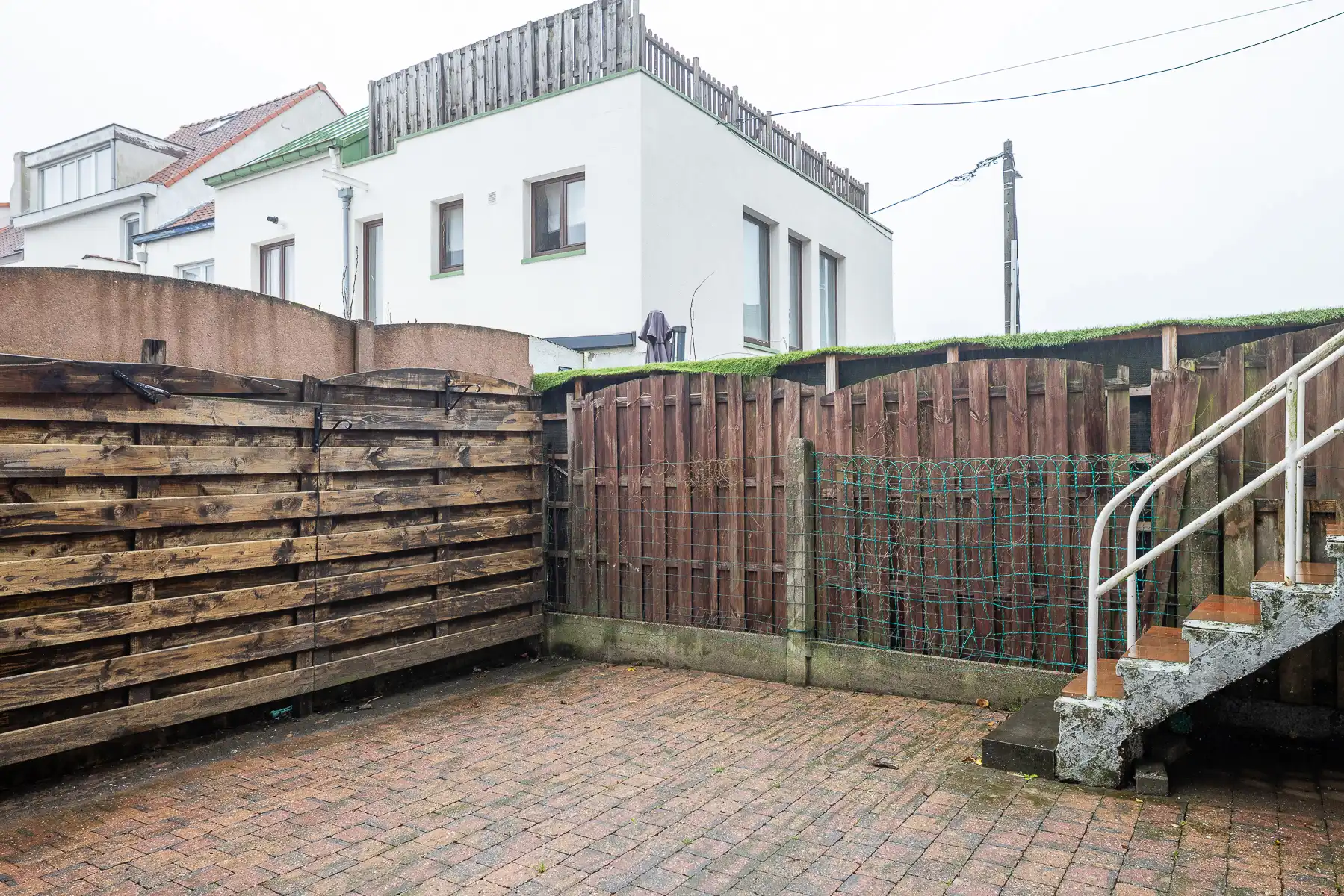 Ruime woning met buitenkoer en garage foto 19