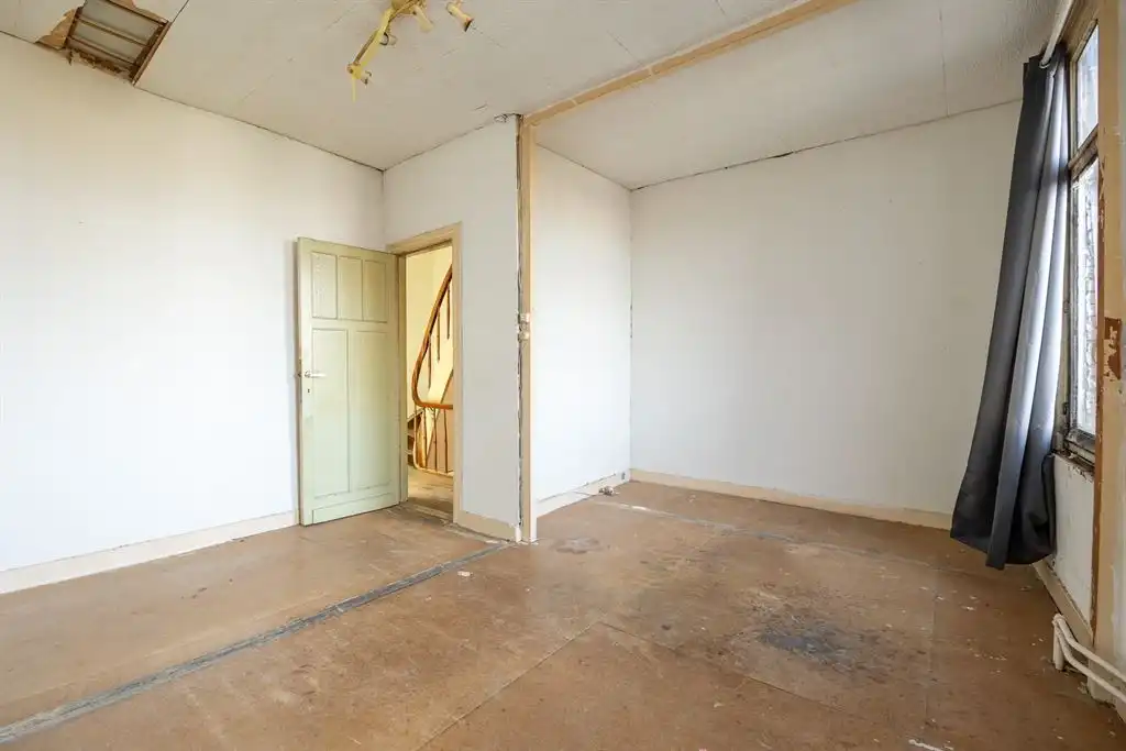 Te renoveren woning met grote tuin foto 17