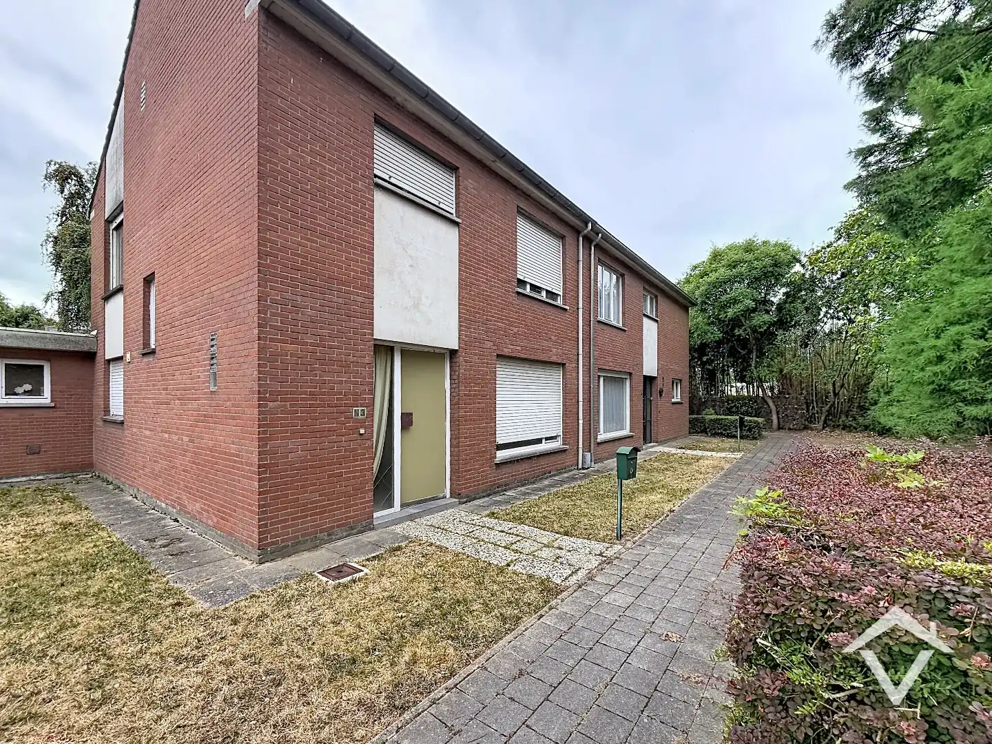 Stevige woning met 3 slaapkamers, tuin en garage in rustige woonwijk te Roeselare foto 2