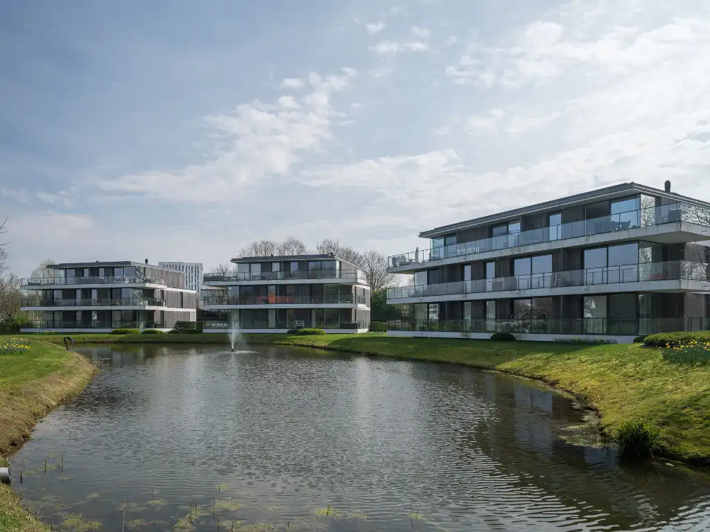 Lichtrijke penthouse met 3 slaapkamers, ruim zonneterras en twee overdekte staanplaatsen met groen uitzicht op fietsafstand van het centrum van Gent. foto {{pictureIndex}}