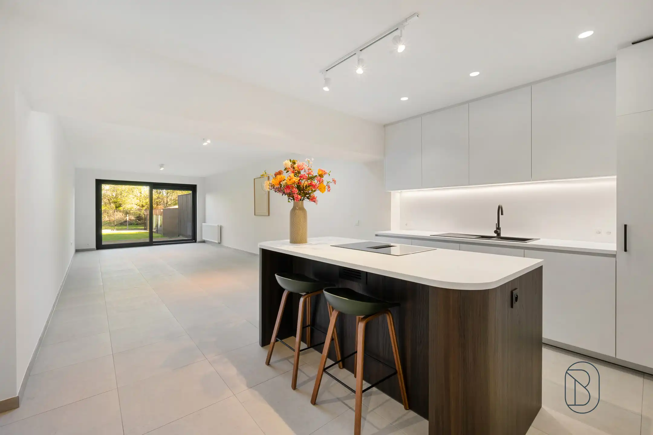 Kwalitatief gerenoveerde woning met tuin, en 3 slk.  foto {{pictureIndex}}