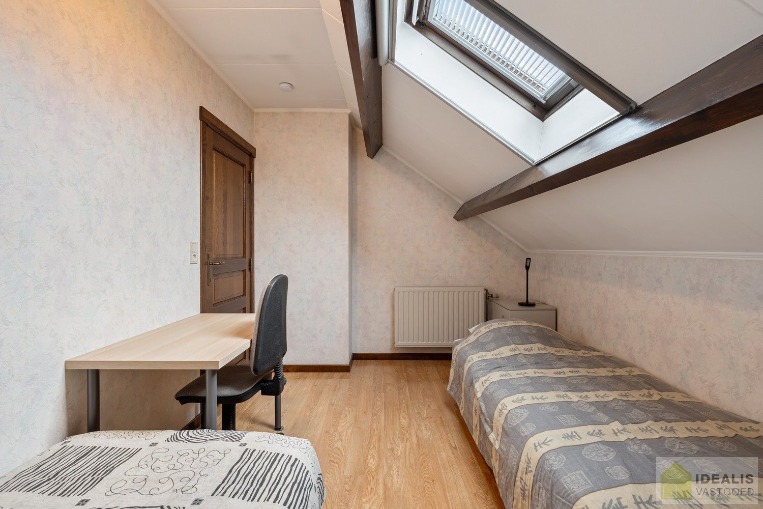 RUIME, INSTAPKLARE EN ENERGETISCH AANGEPASTE WONING VOORZIEN VAN 15 ZONNEPANELEN EN ZONNEBOILER. RIANTE WOONKAMER, KNAPPE KEUKEN, APART BUREEL, APARTE HOBBYRUIMTE, FIJNE WASPLAATS, 4 SLAAPKAMERS, 2 BADKAMERS EN INPANDIGE GARAGE! foto 45