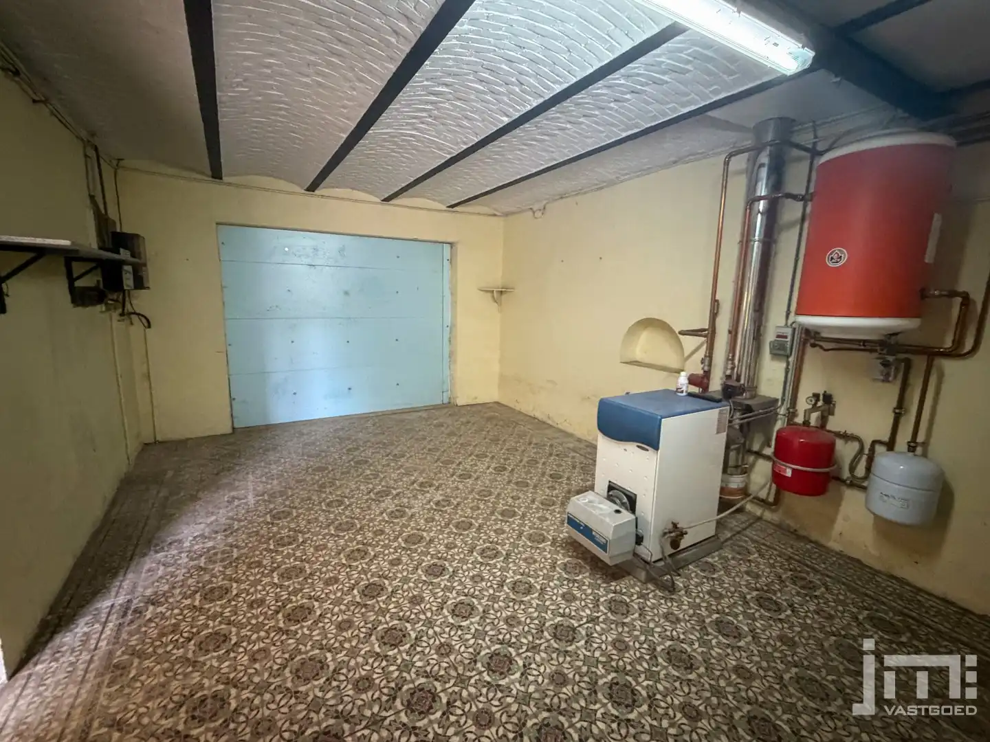 Woning met grote stallen foto 9