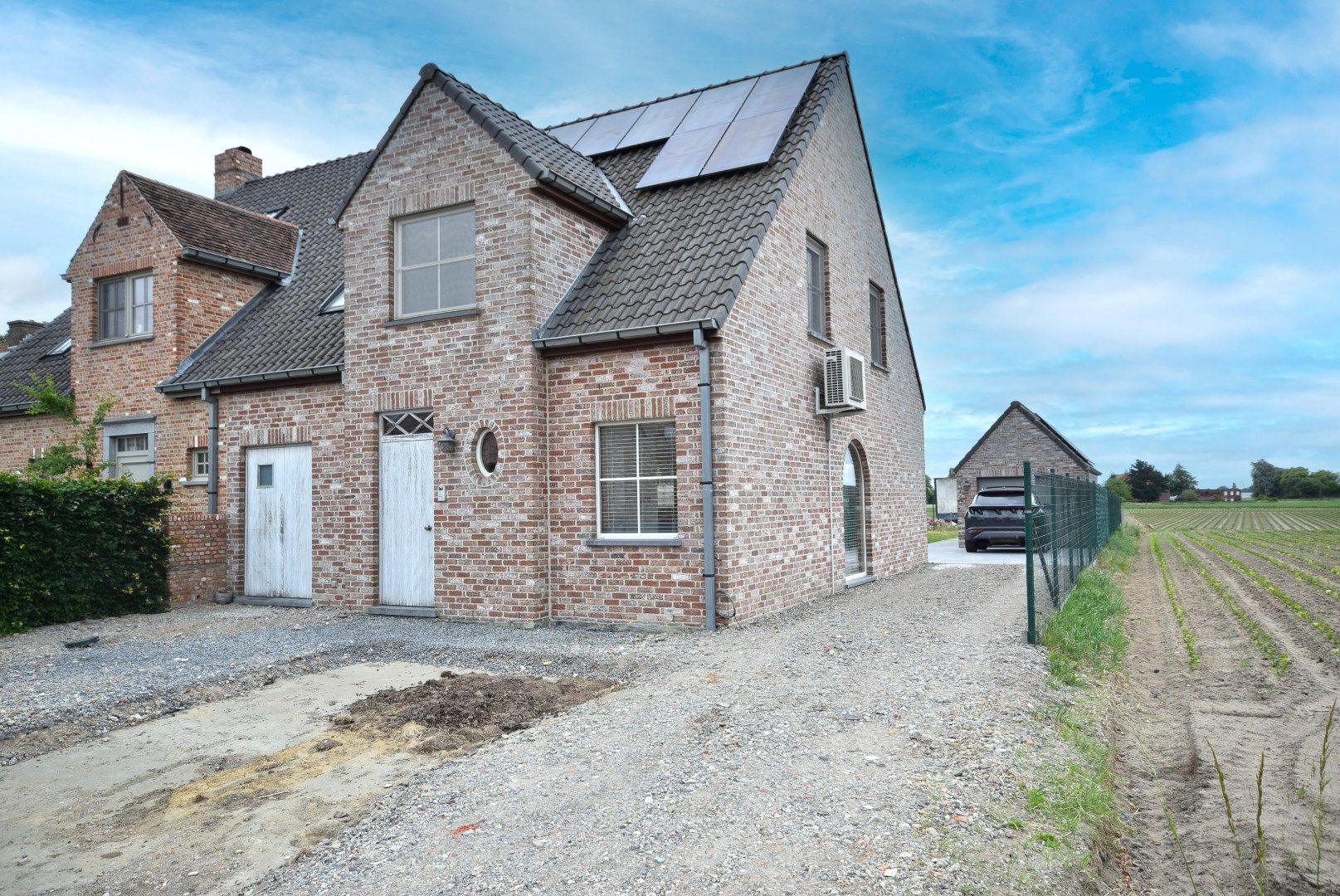 Halfopen bebouwing in landelijke stijl met ruime garage en tuin met groot terras foto {{pictureIndex}}