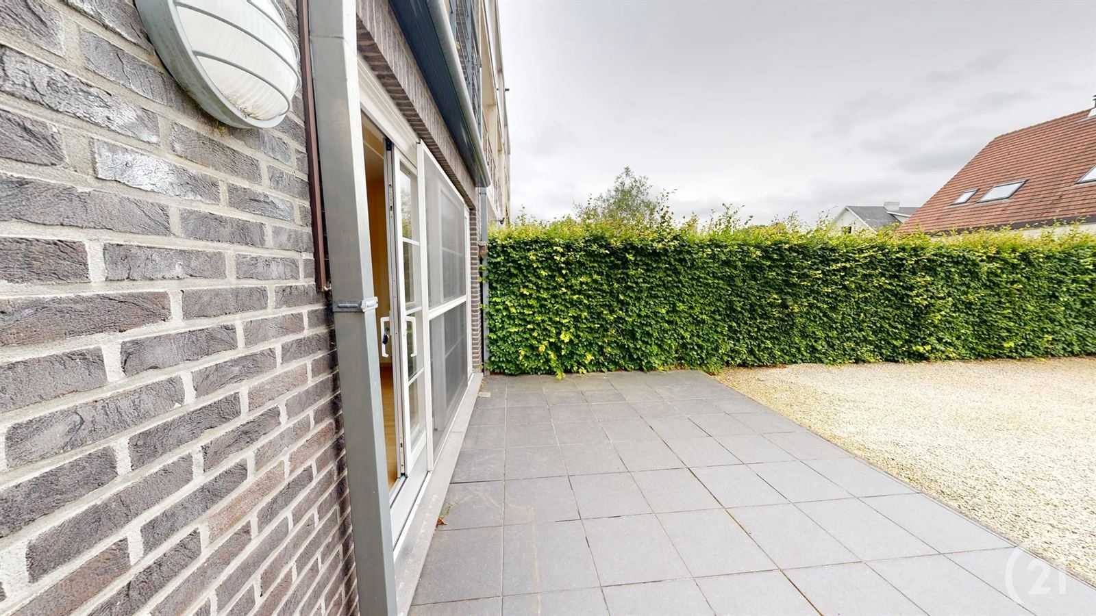 Lichtrijk gelijkvloersappartement met terras en garagebox foto 3