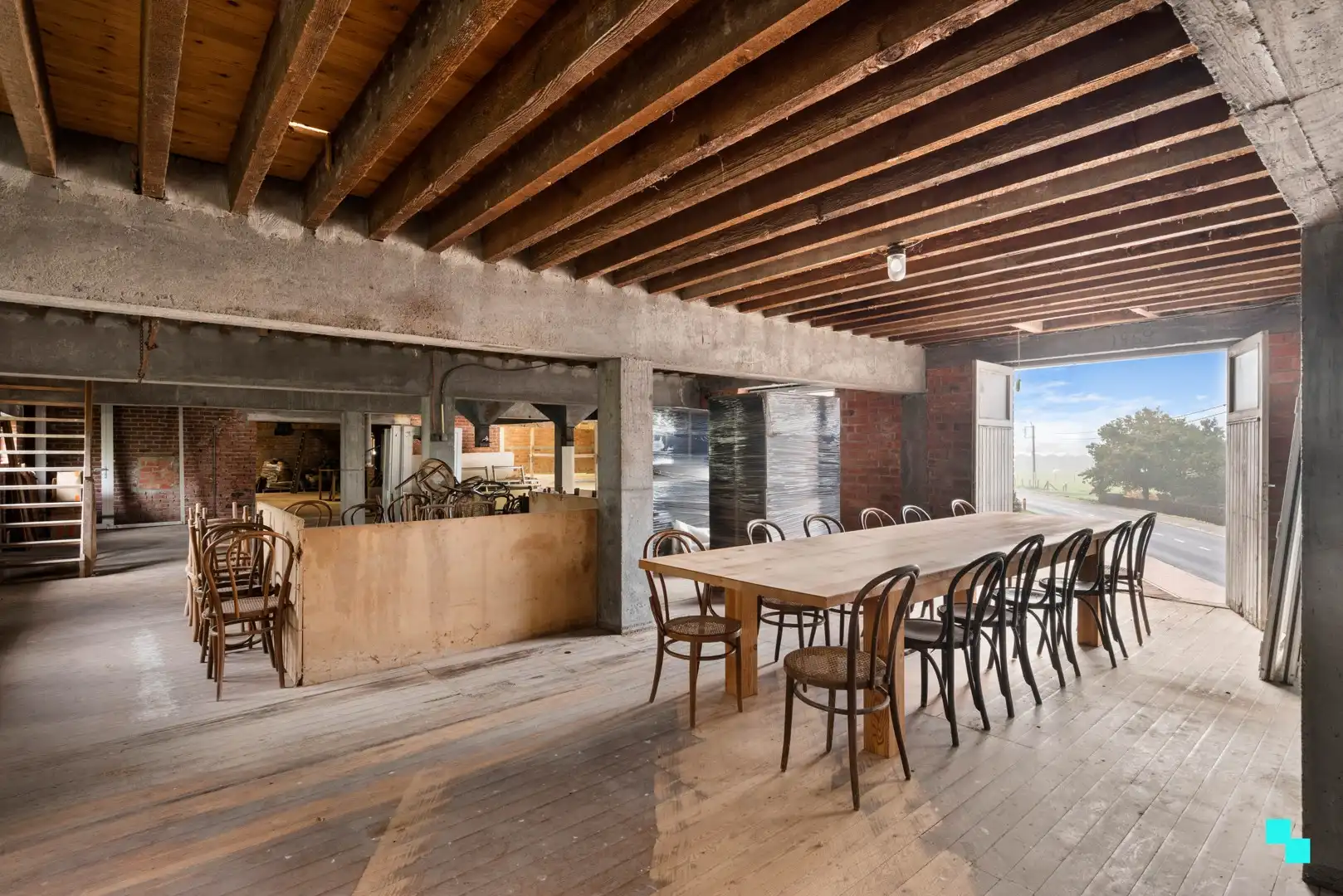 Authentiek bedrijfsgebouw met mogelijkheid tot geïntegreerde woonst foto {{pictureIndex}}